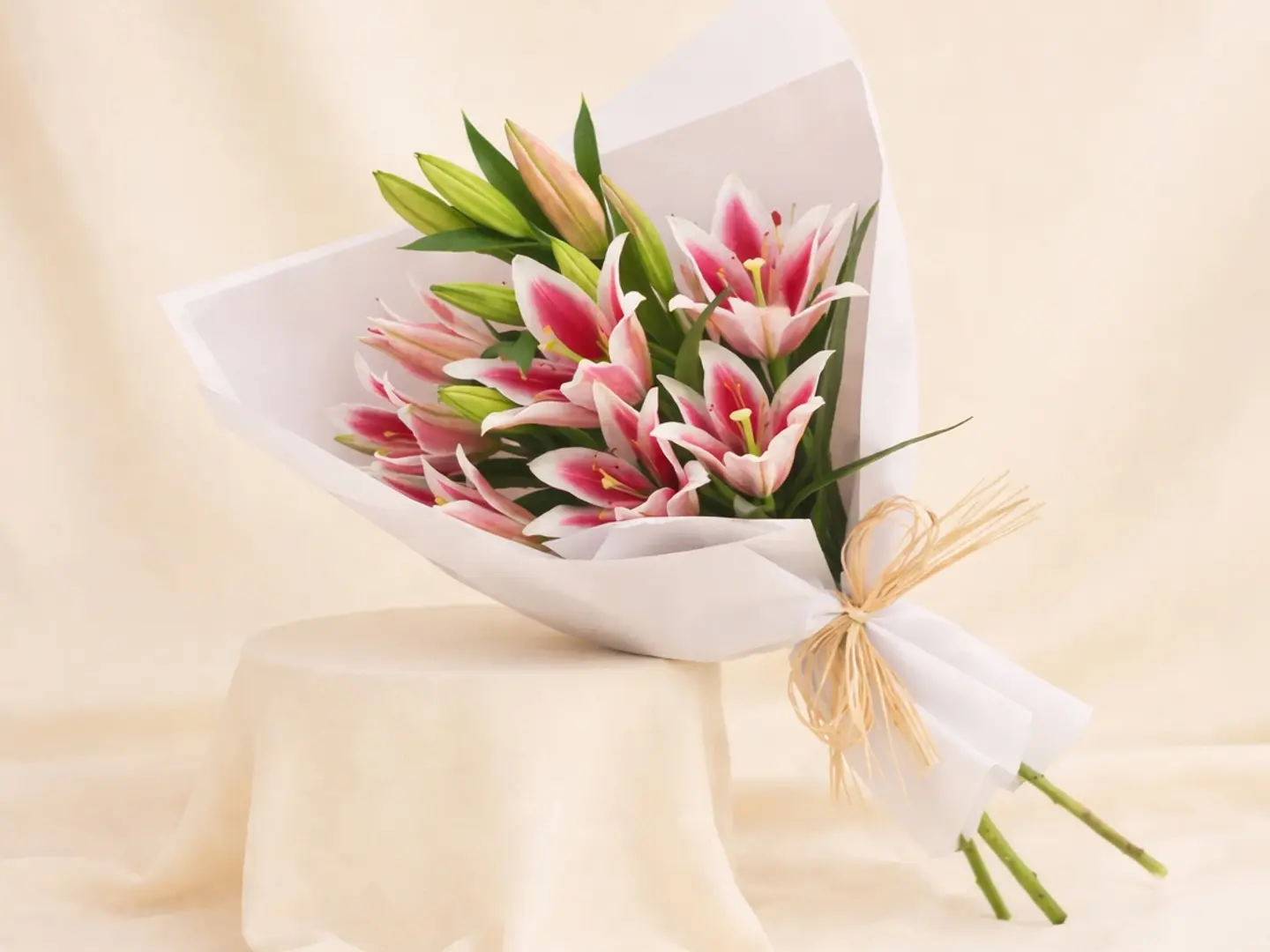 باقة زهور زنابق وردية زهور