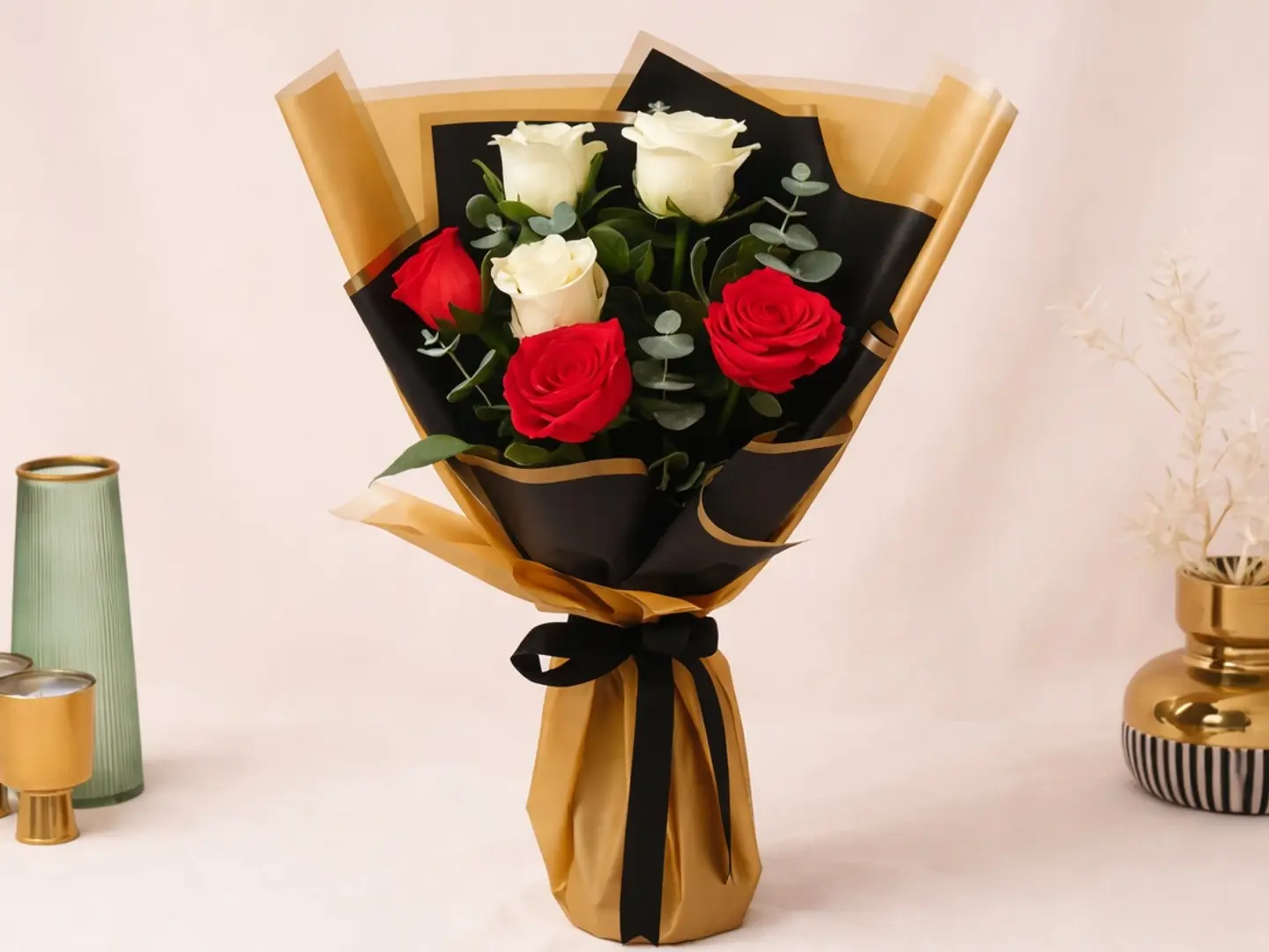 باقة زهور حمراء وبيضاء