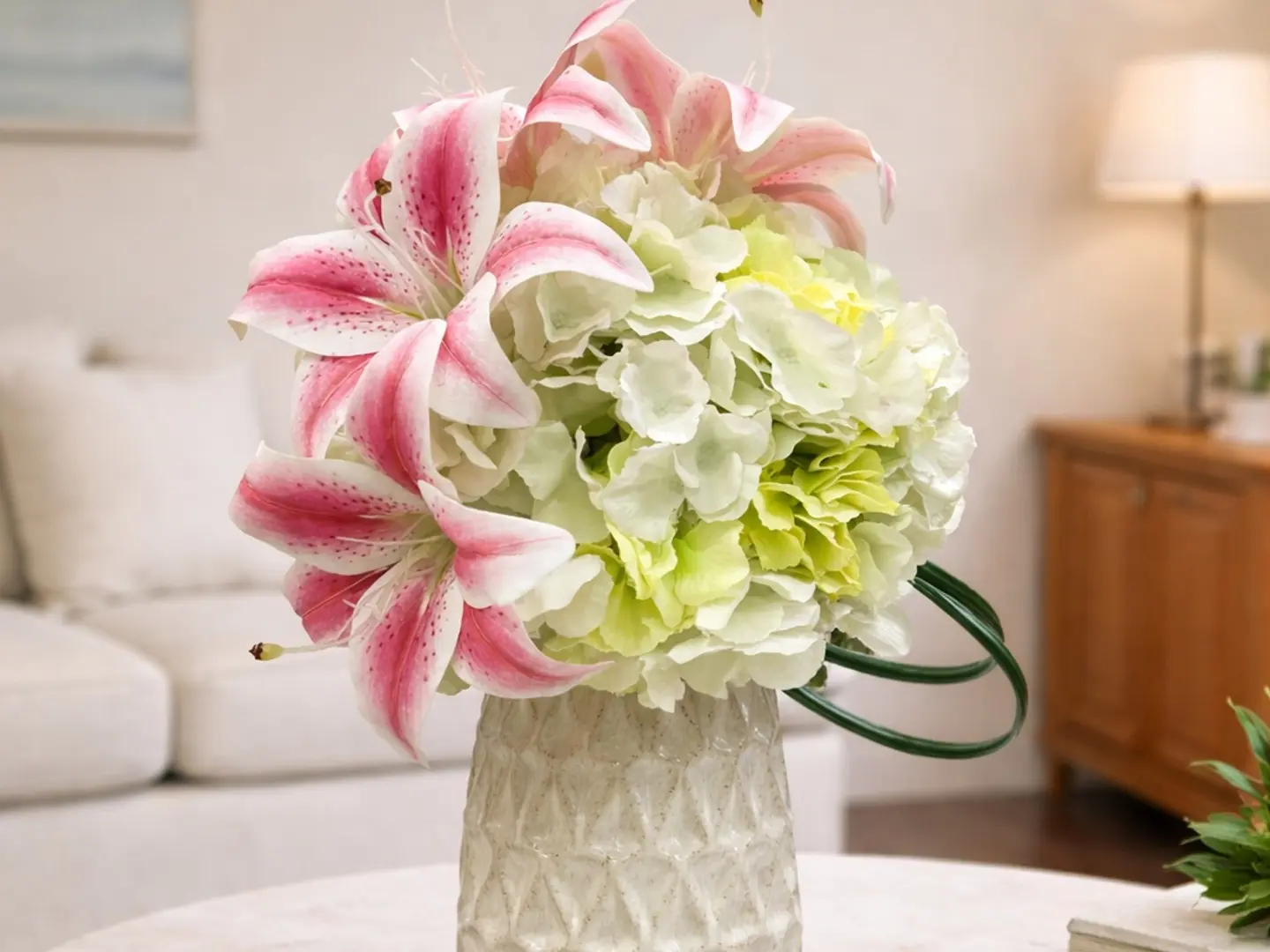 باقة زهور اصطناعية من الزنبق الوردي والكوبية البيضاء لتزيين المنزل