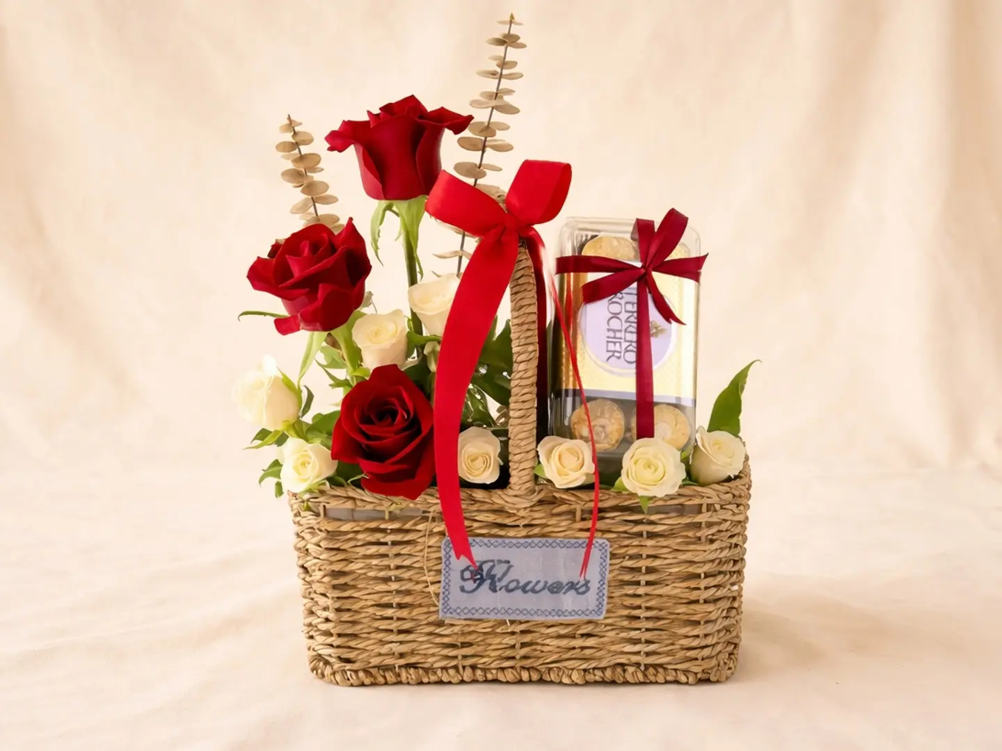 سلة من الورود الحمراء وشوكولاتة فيريرو روشيه