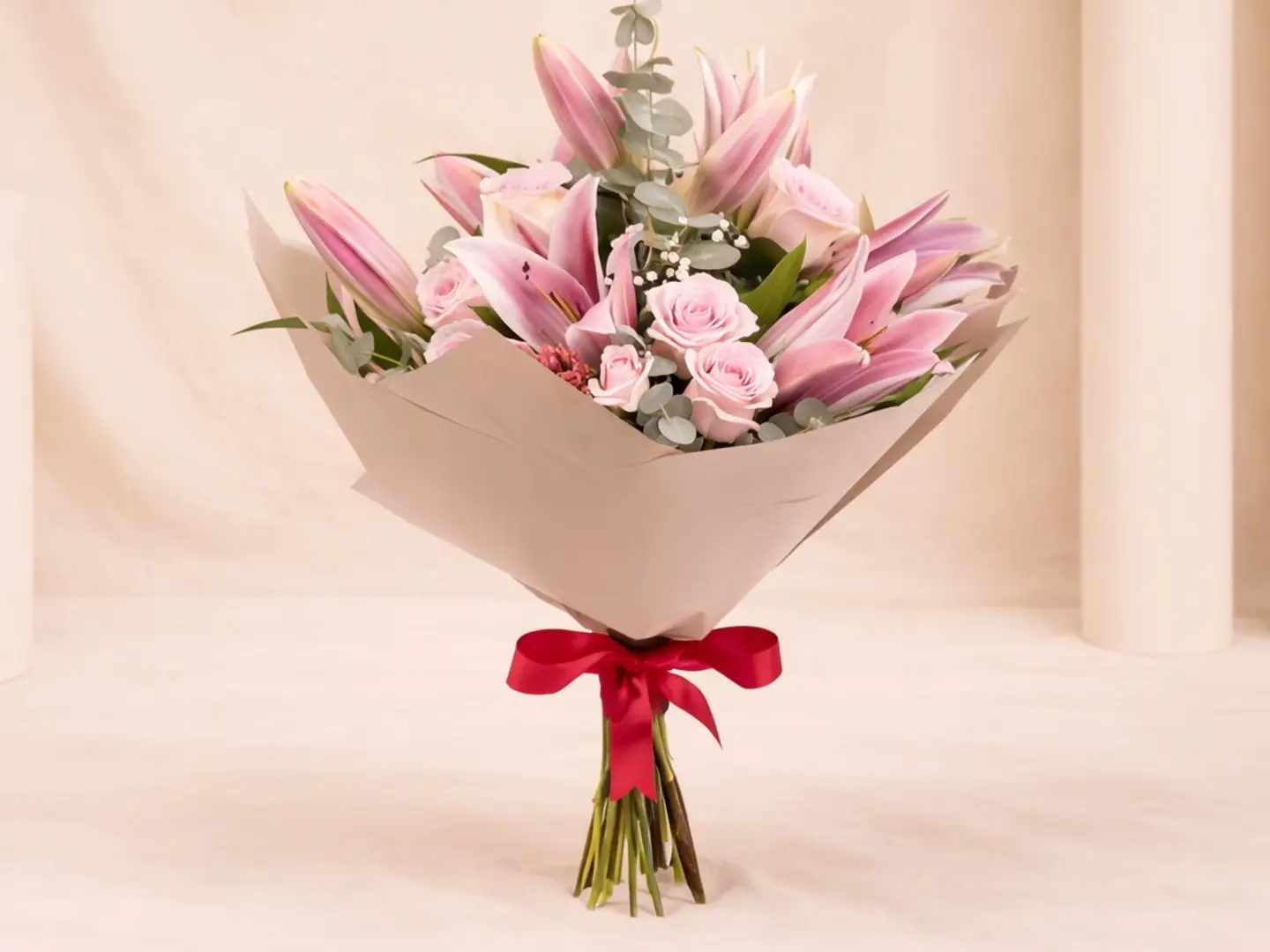 باقة زهور فاخرة من مزيج الزنبق الوردي والورد الوردي