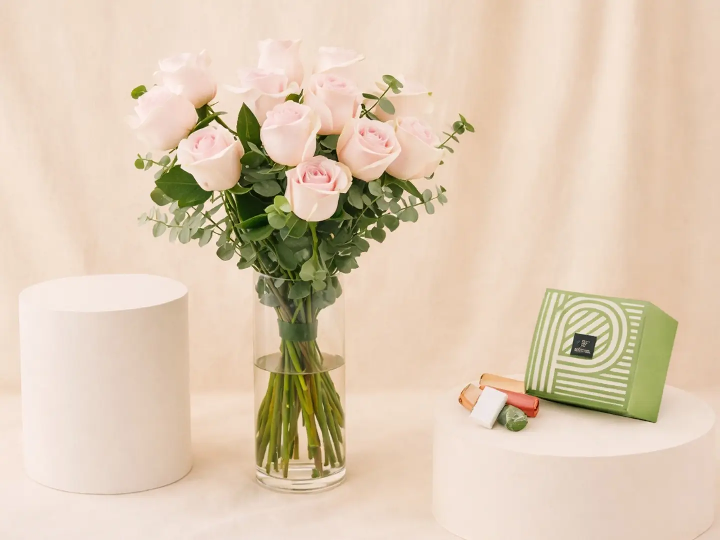 مزهرية زهور الورد الحلو مع علبة شوكولاتة باتشي