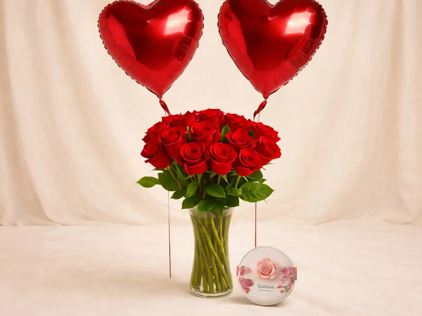 مزهرية ورد أحمر مع شوكولاتة ورد بستاني وبالون