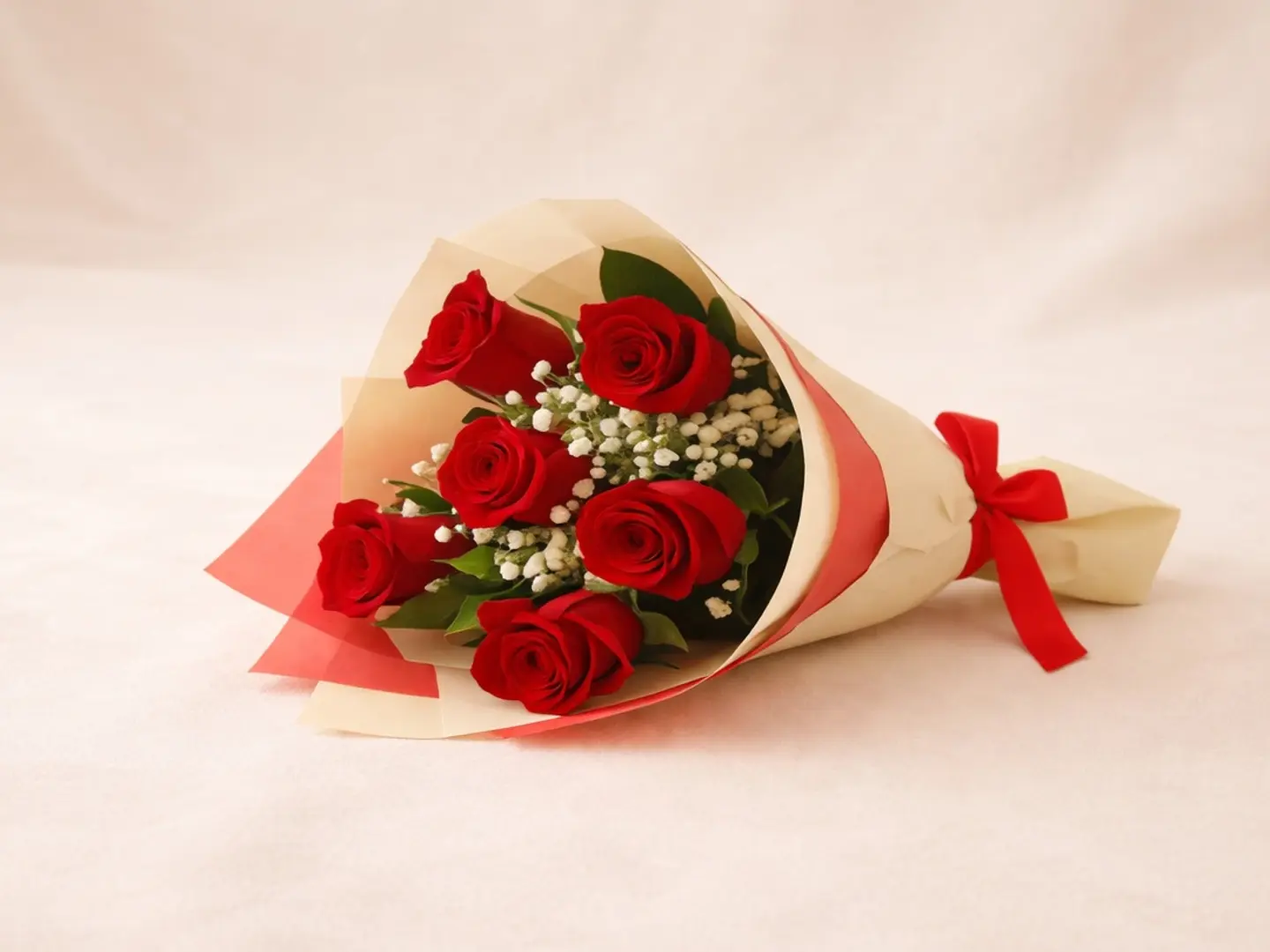 باقة جميلة من ست وردات حمراء