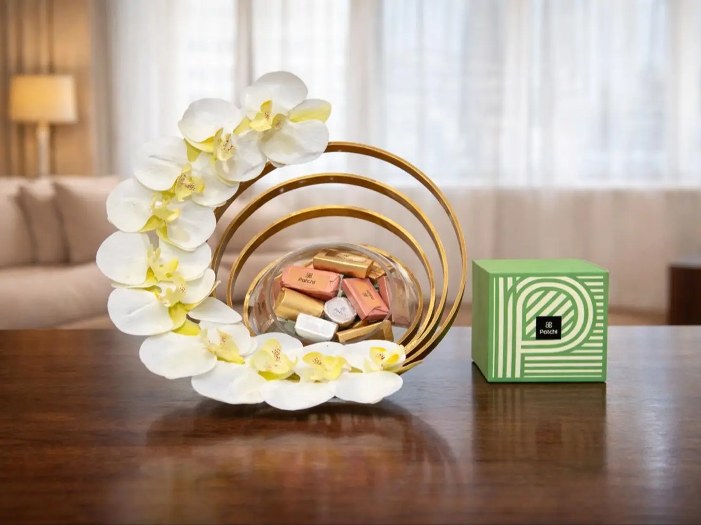 مجموعة هدايا باتشي الفاخرة لرمضان، مزينة بالشوكولاتة والزهور على شكل هلال.