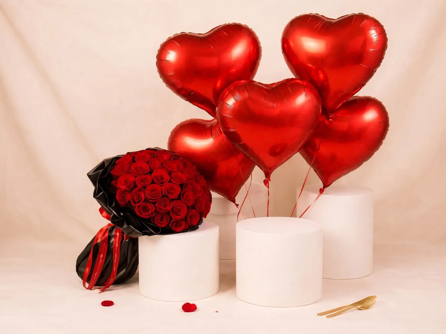 باقة من 50 وردة حمراء مع بالون هيليوم