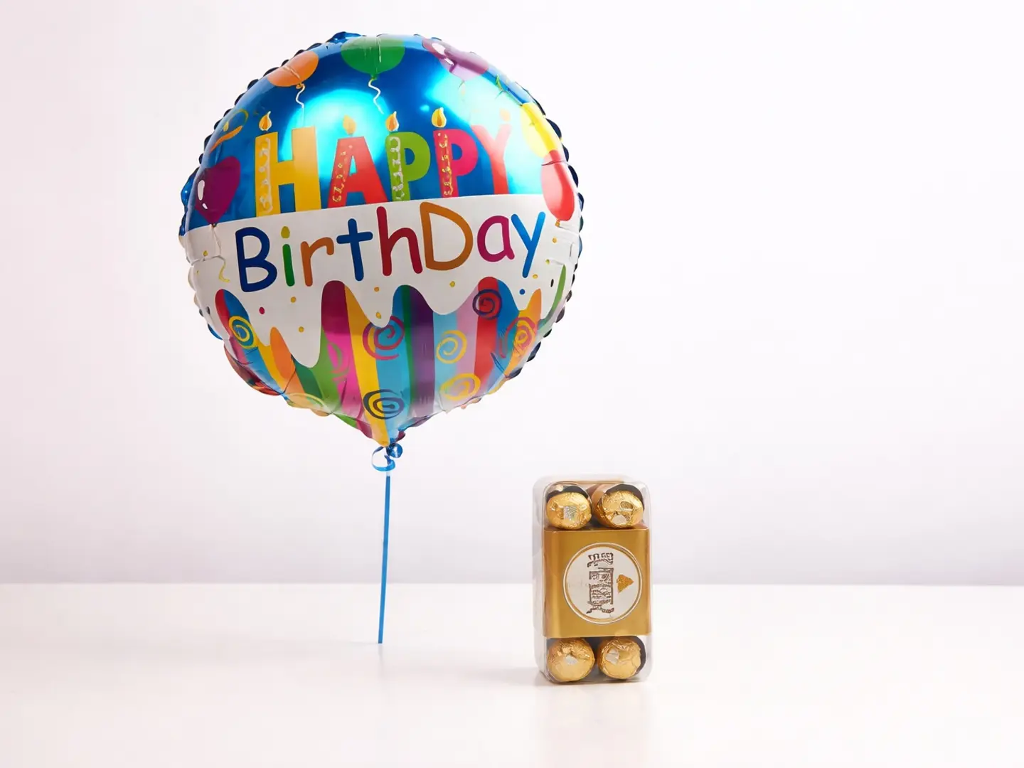 شوكولاتة فيريرو روشيه وبالون هيليوم بمناسبة عيد ميلاد سعيد