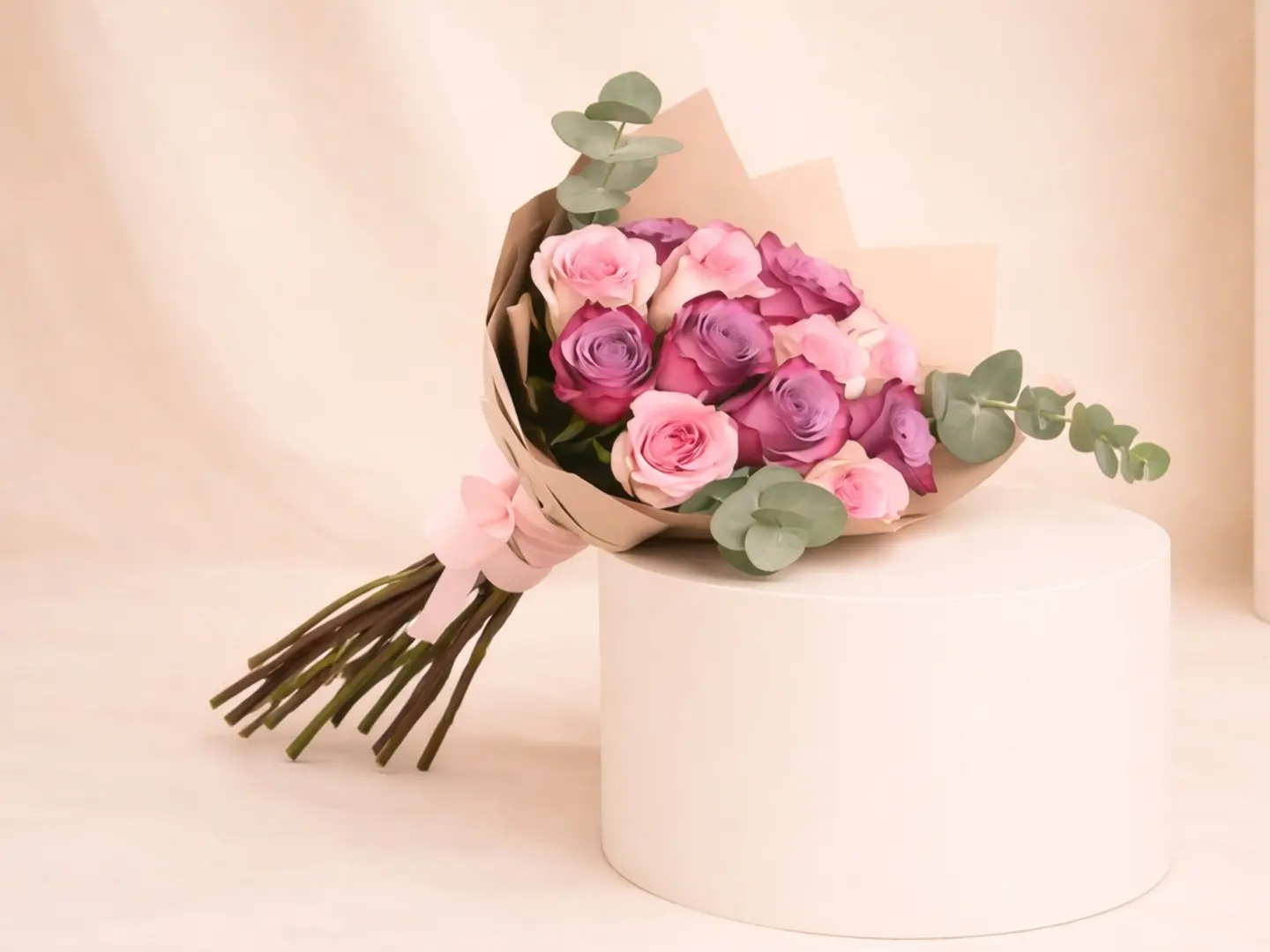 باقة من الورود الوردية والبنفسجية