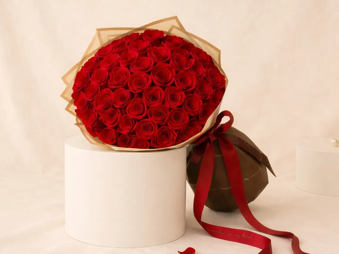 باقة من 50 وردة حمراء، تغليف خاص