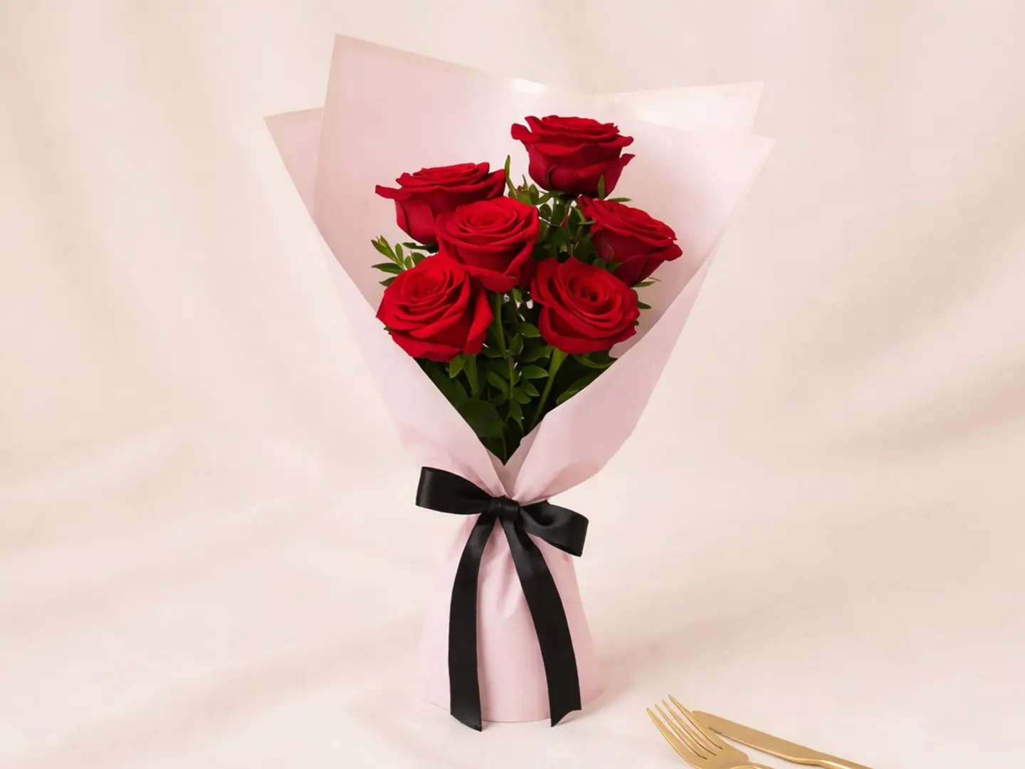 ست وردات حمراء مغلفة بغلاف وردي جميل