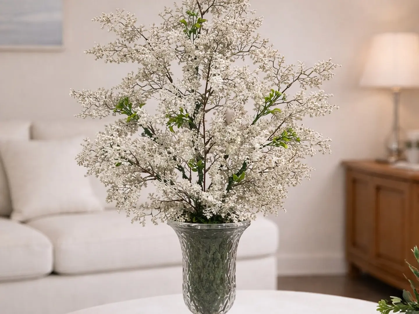 تنسيق نباتات زهور بيضاء صغيرة لتزيين المنزل مع مزهرية على شكل ماسة