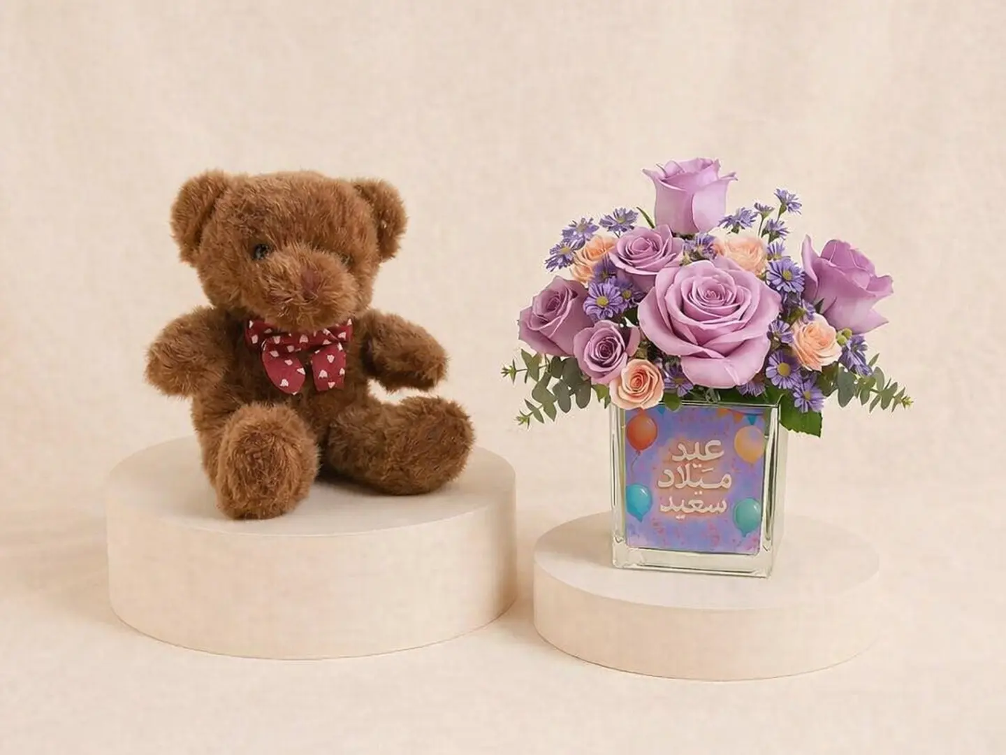مزهرية وردة أرجوانية مع دمية دب بنية اللون