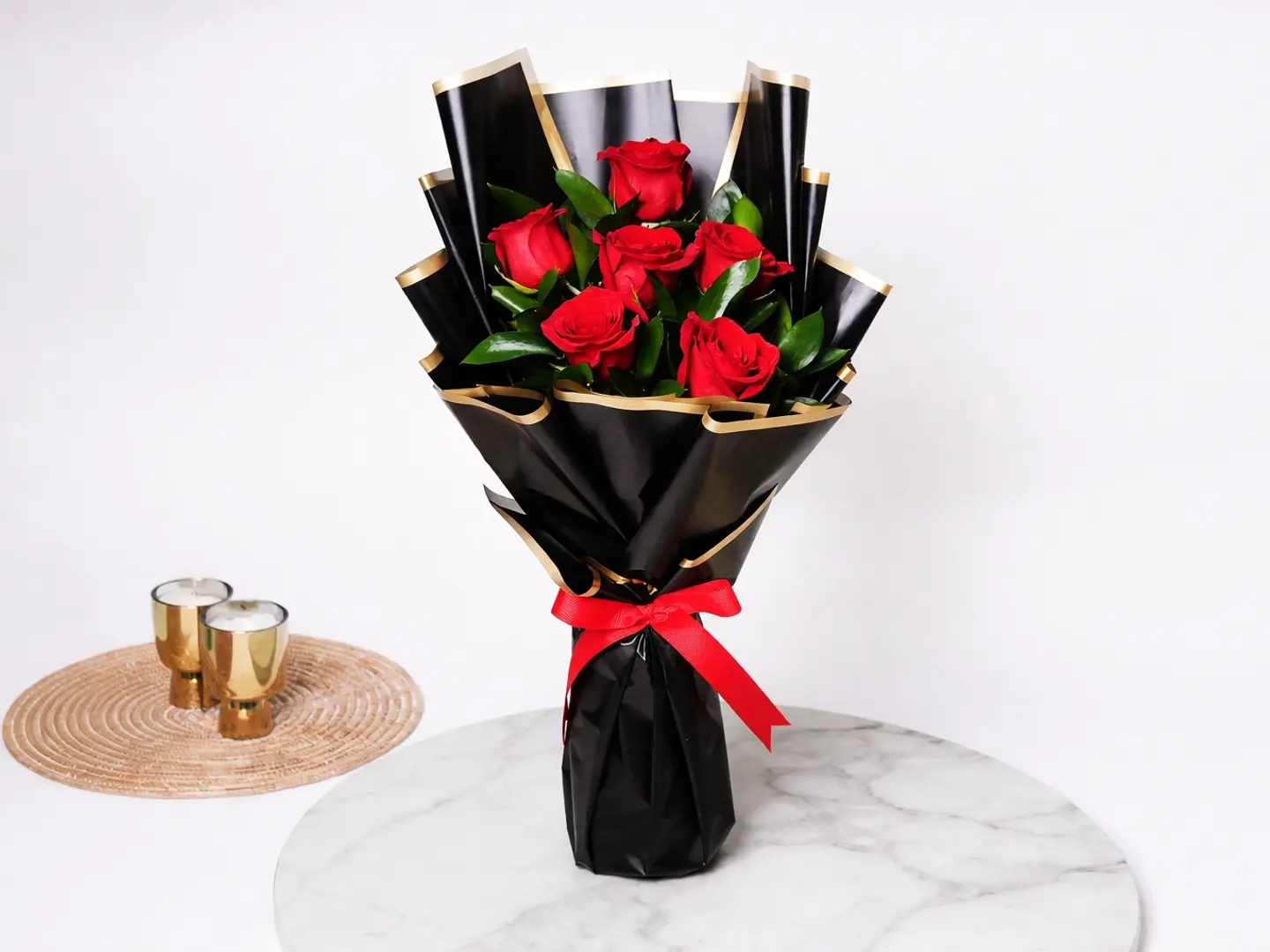 باقة حب من 6 ورود حمراء مغلفة بغلاف أسود جميل