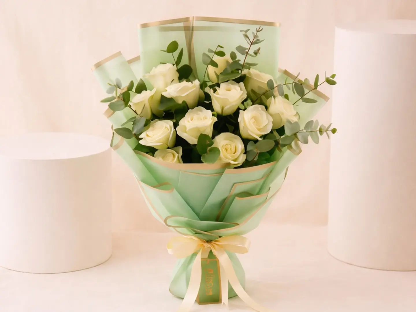 باقة من 10 زهور ورد أبيض