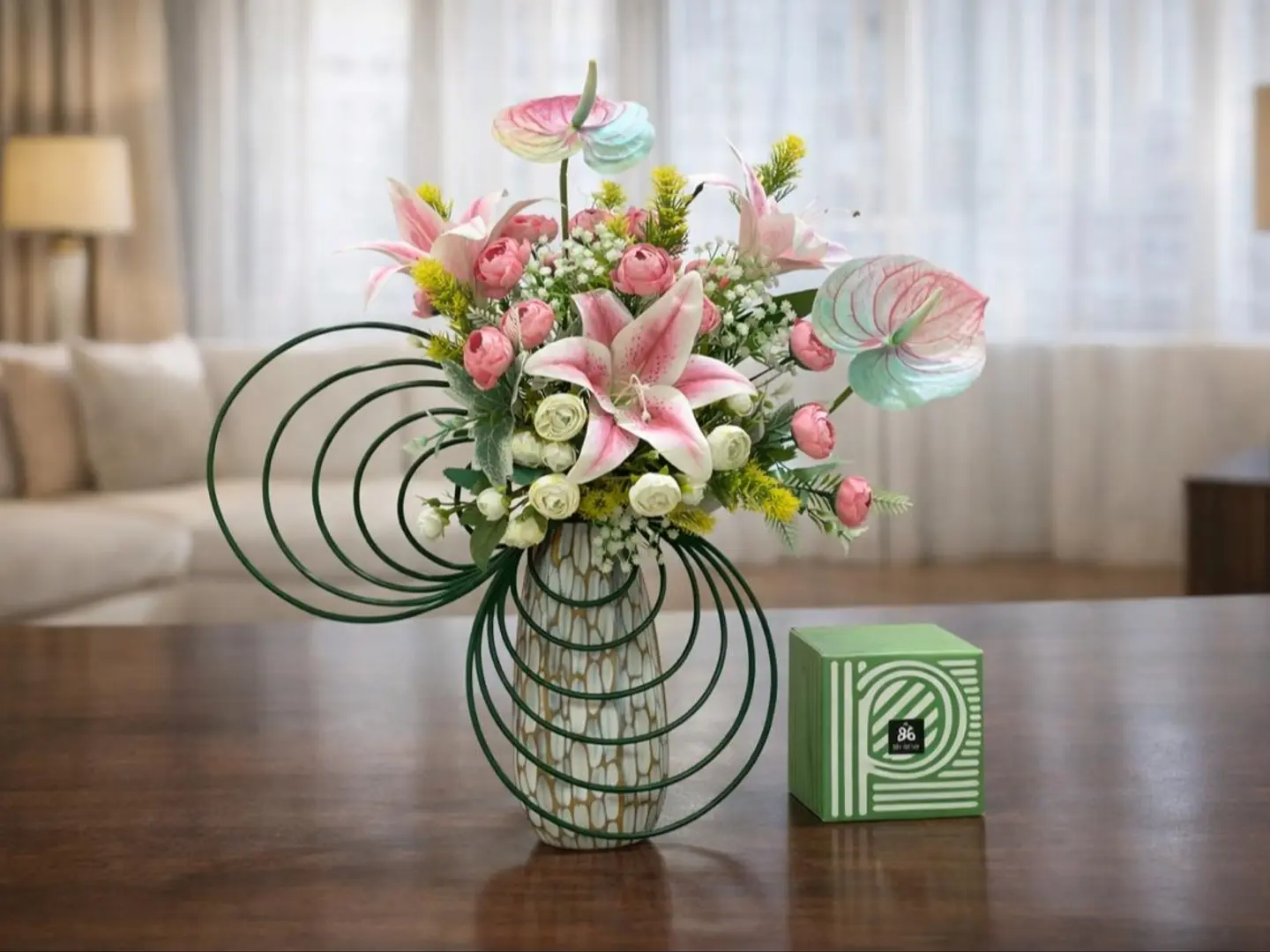 باقة زهور الزنبق والأنثوريوم المنحوتة مع علبة شوكولاتة باتشي