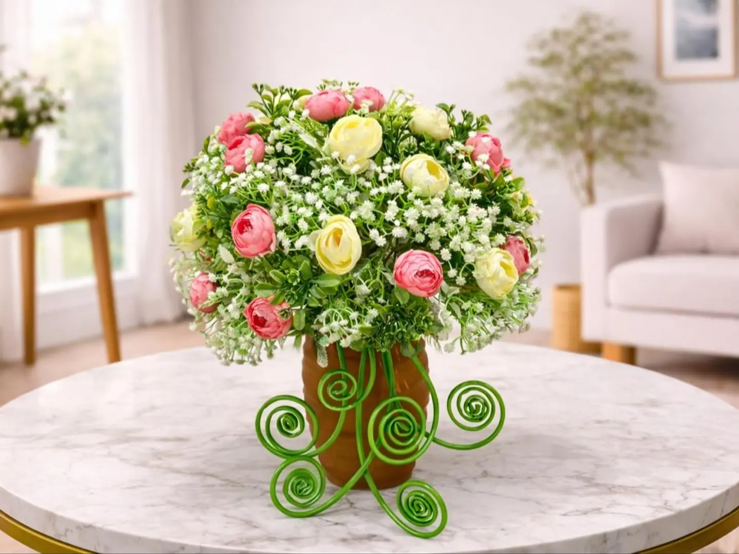 مزهرية وردة بلون أحمر الخدود وزهور الجيبسوفيلا