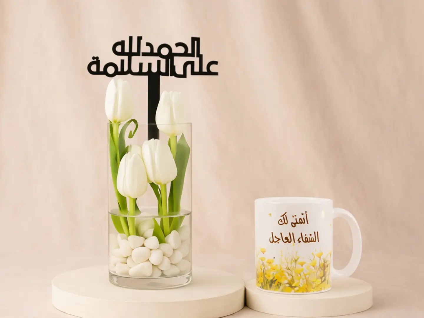 مزهرية توليب بيضاء مع كوب قهوة