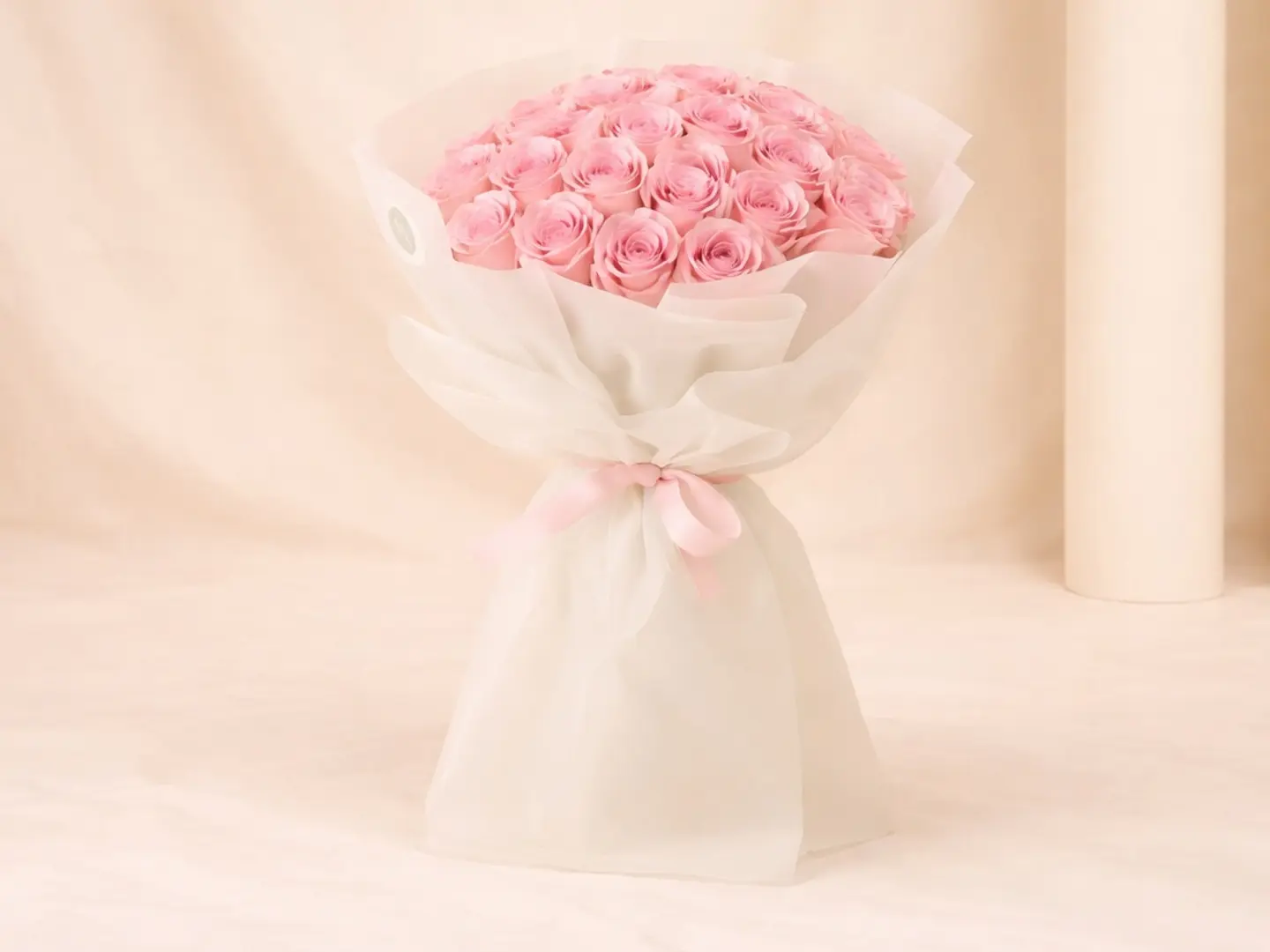 باقة زهور وردية اللون، عبوة بيضاء