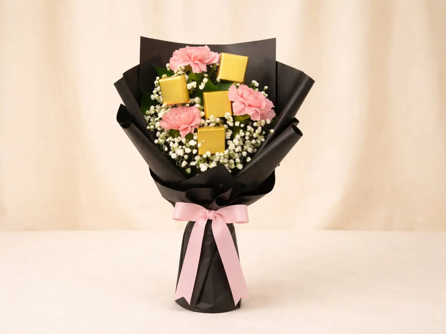 باقة زهور من القرنفل الوردي والشوكولاتة