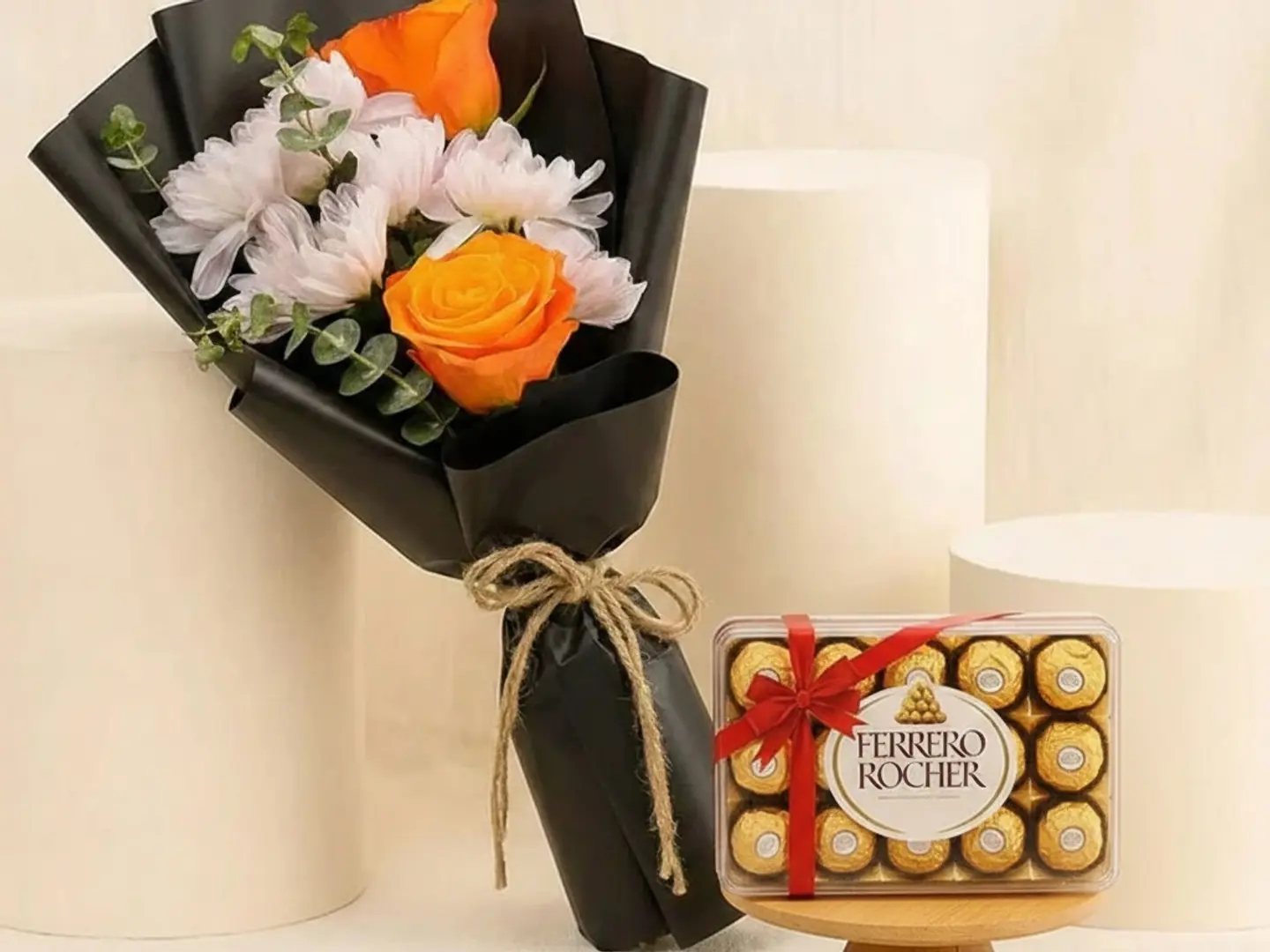 باقة زهور صغيرة مع علبة فيريرو روشيه (16 قطعة)
