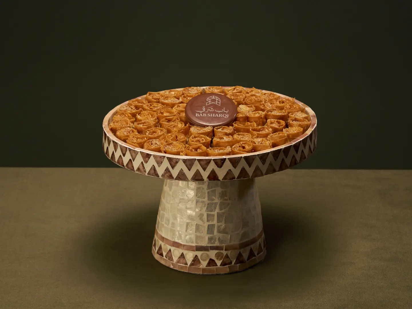 صينية بقلاوة البيكان وسط