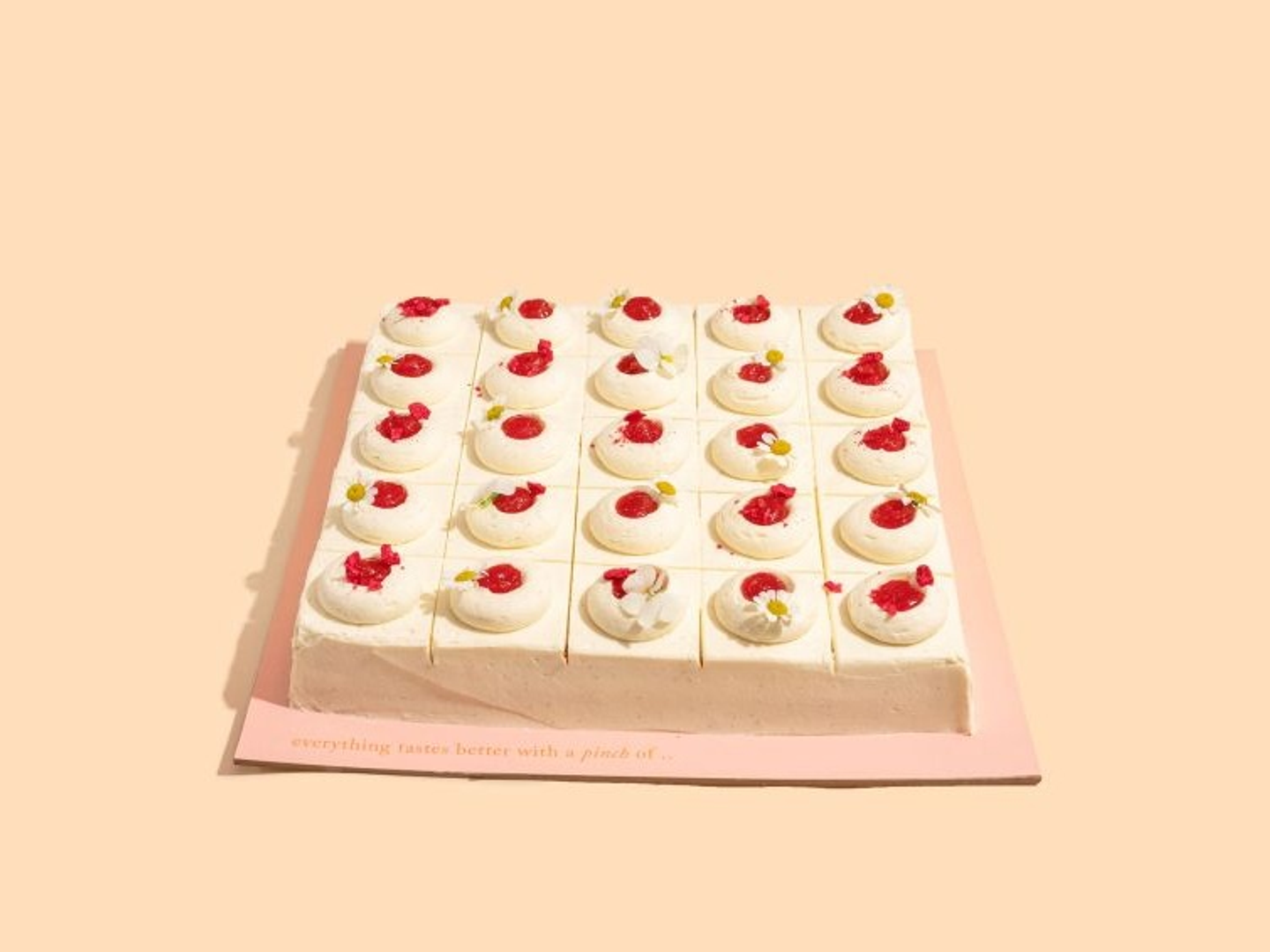 كيك مربع بالفراولة