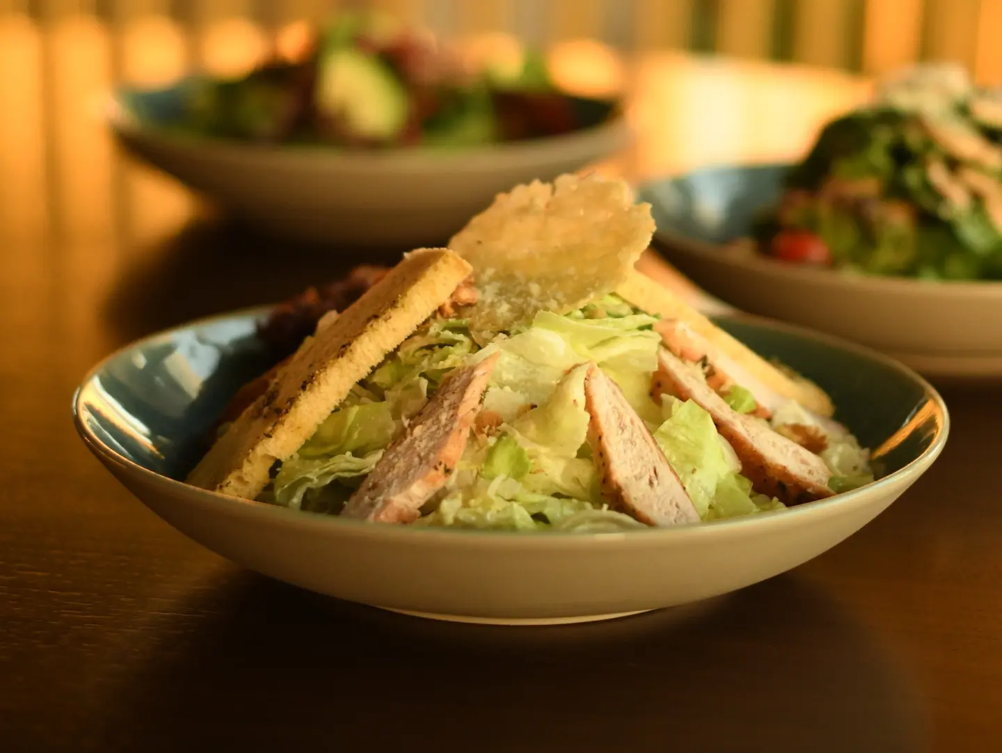 سلطة السيزر بالدجاج