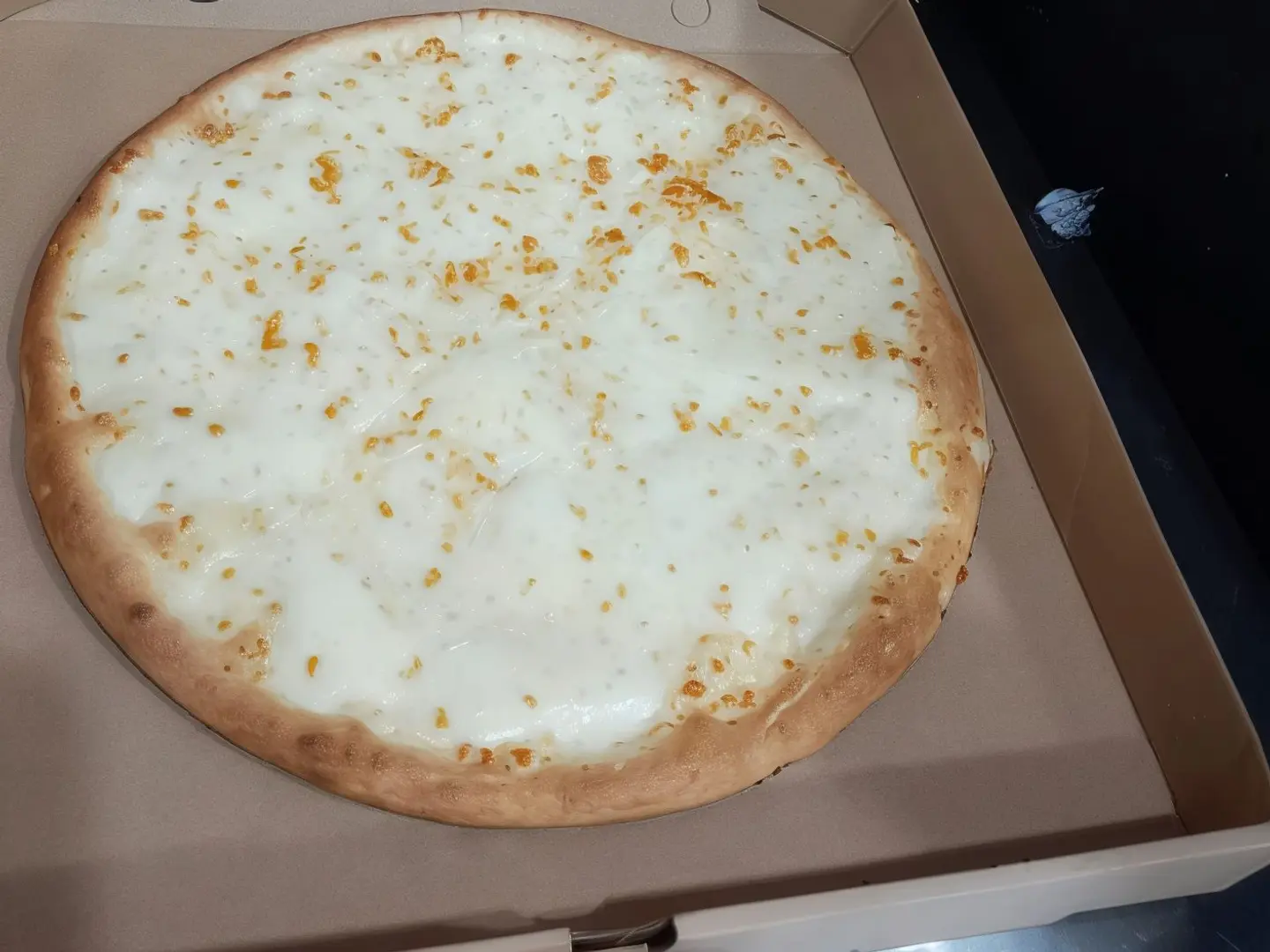 بيتزا جبن سائل