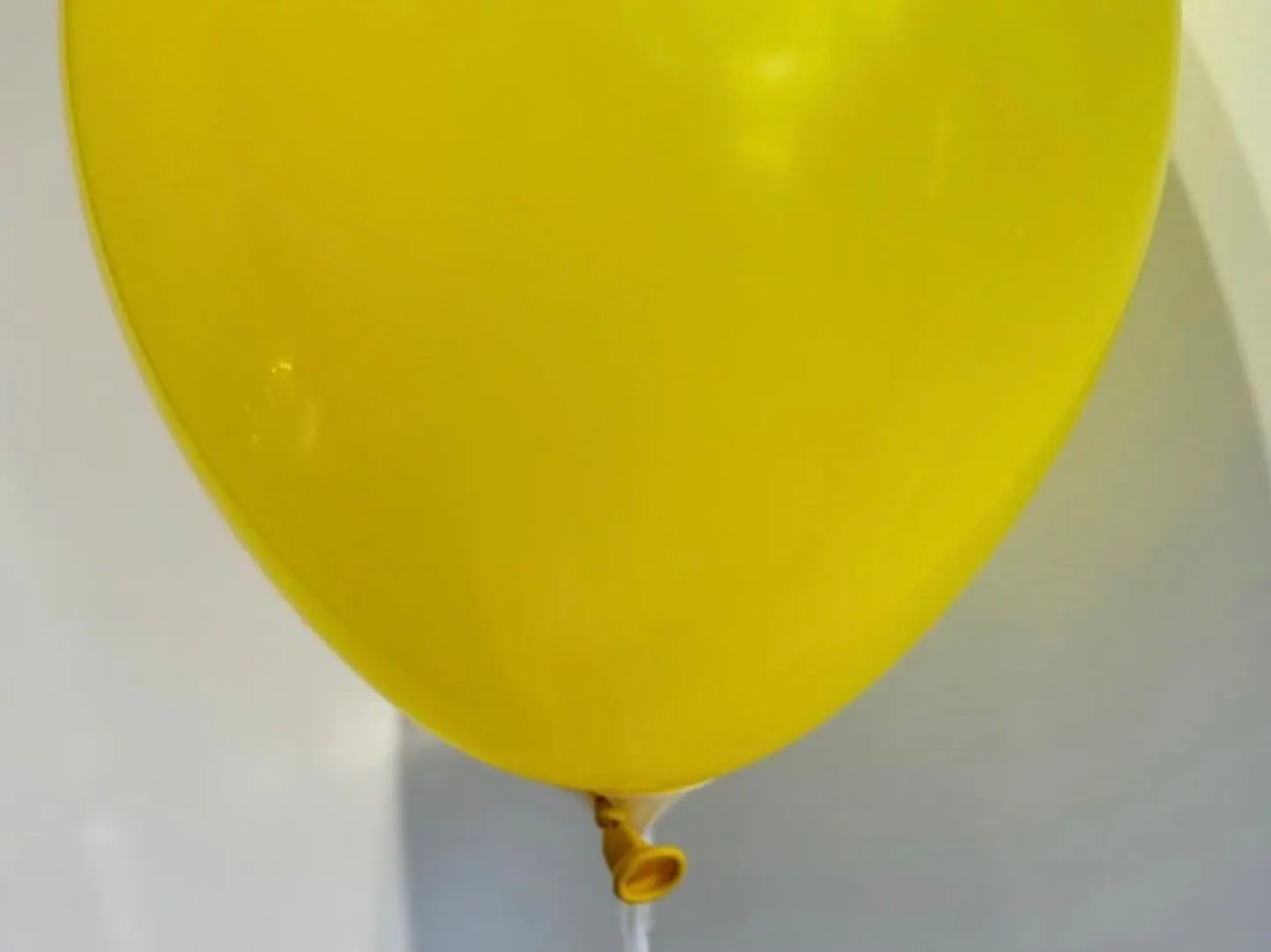 بالون أصفر