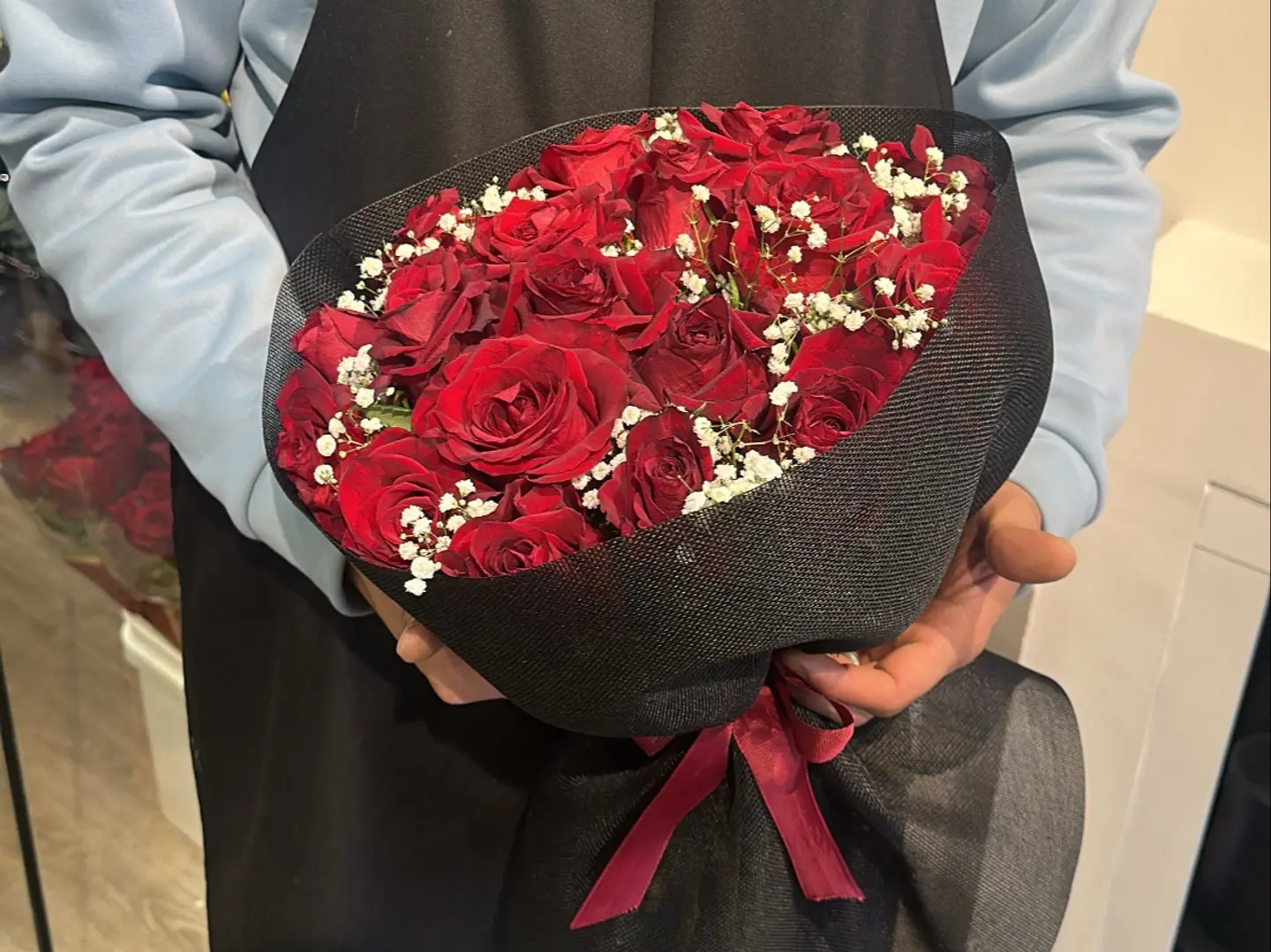 باقة ورد حمراء بتغليف اسود 012