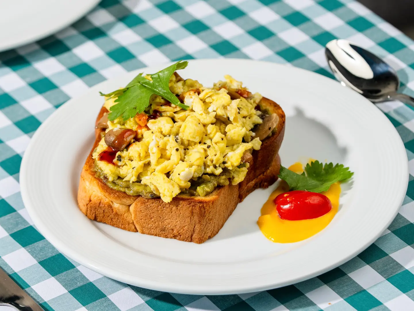 Scrambled Eggs With Brioche Bread