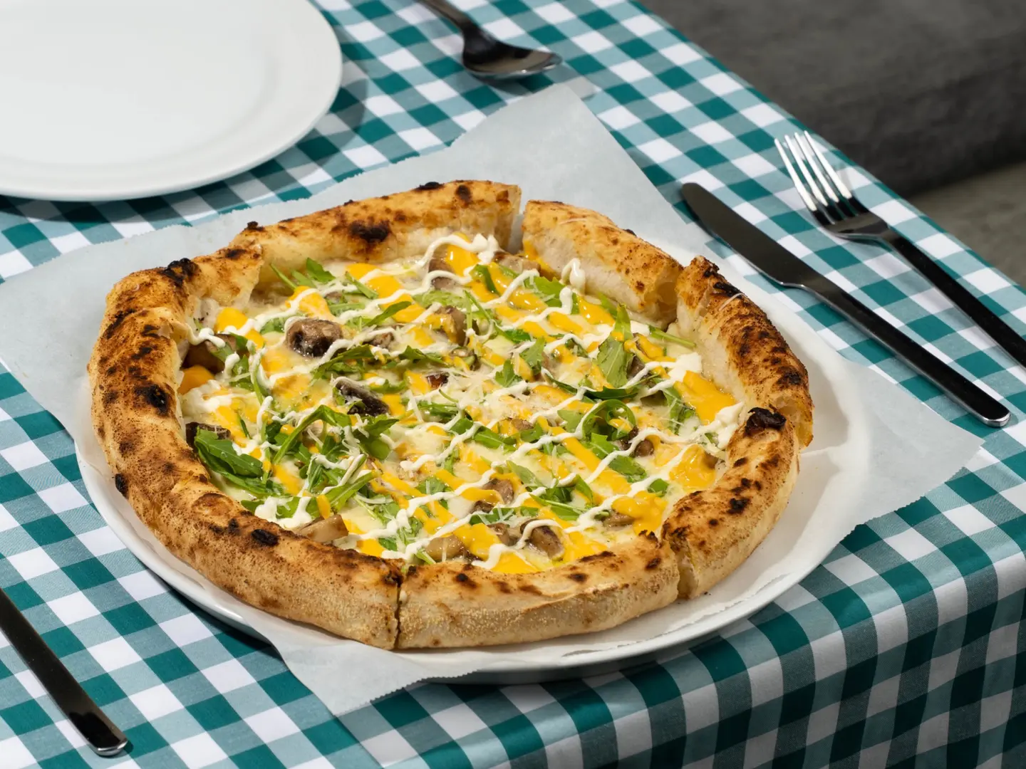 بيتزا فطر بورتشيني وجبن مدخن