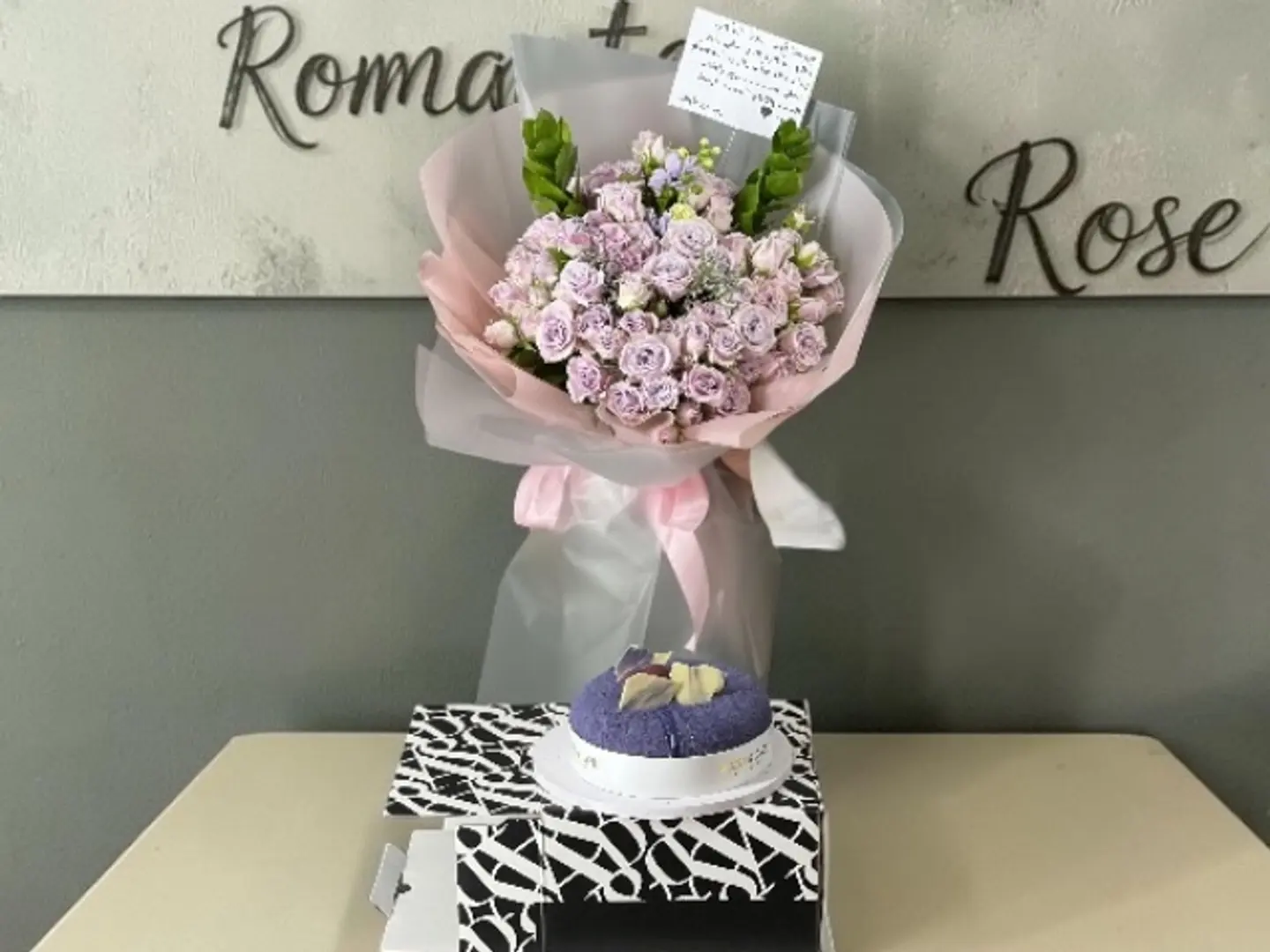 Mauve Bouquet With Cake