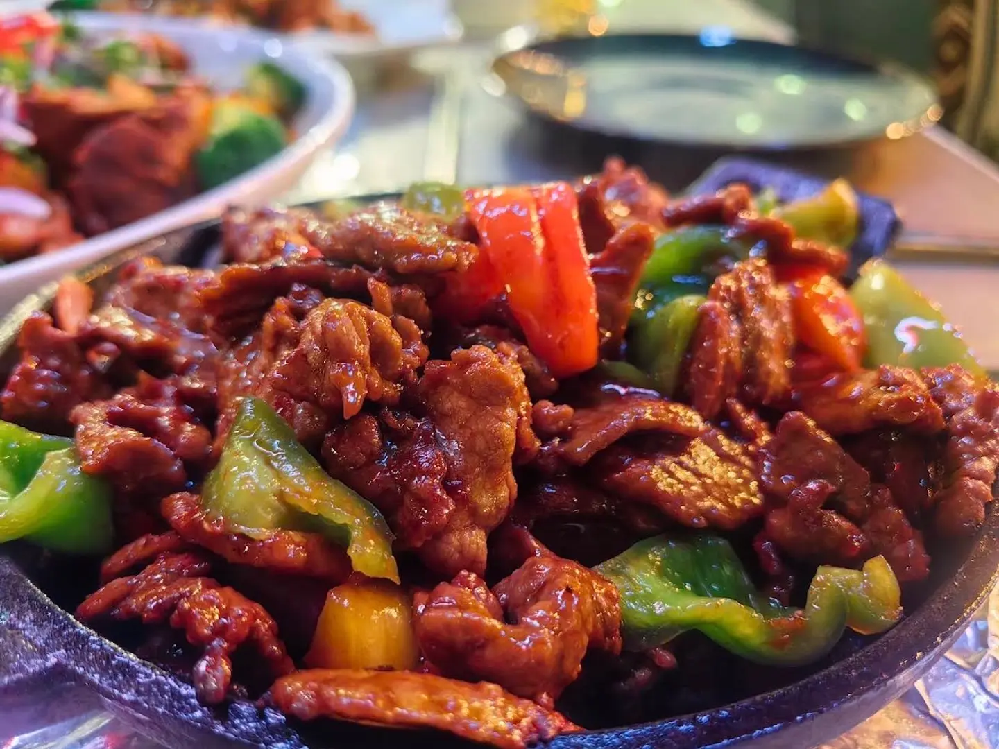 لحم البقر المقلي بالساج