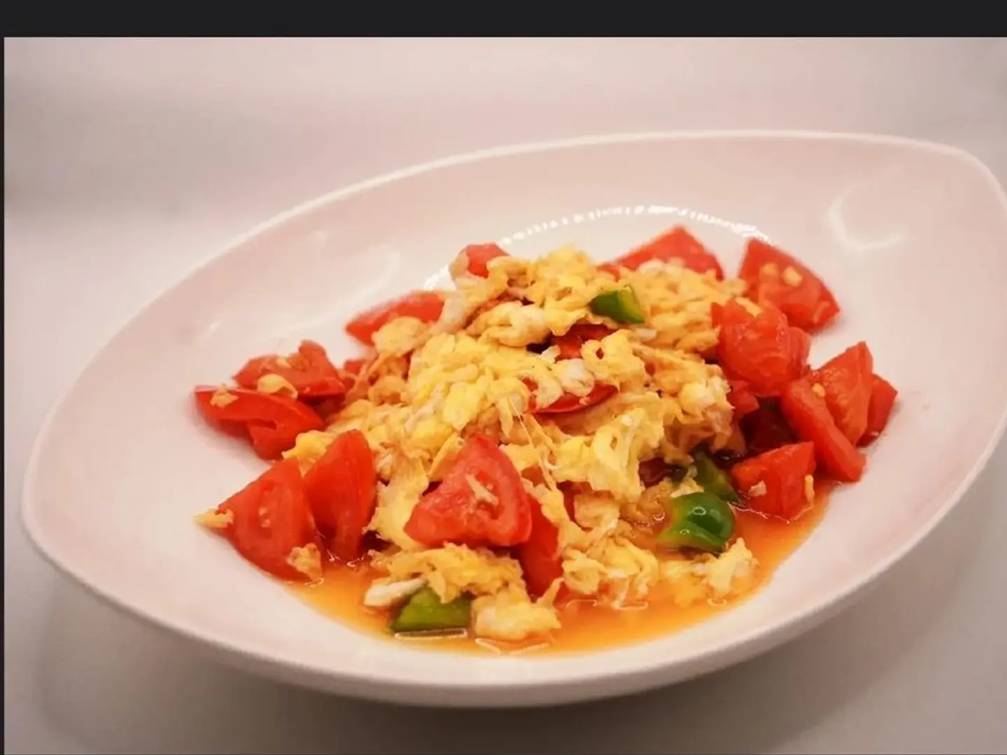 بيض مقلي بالطماطم