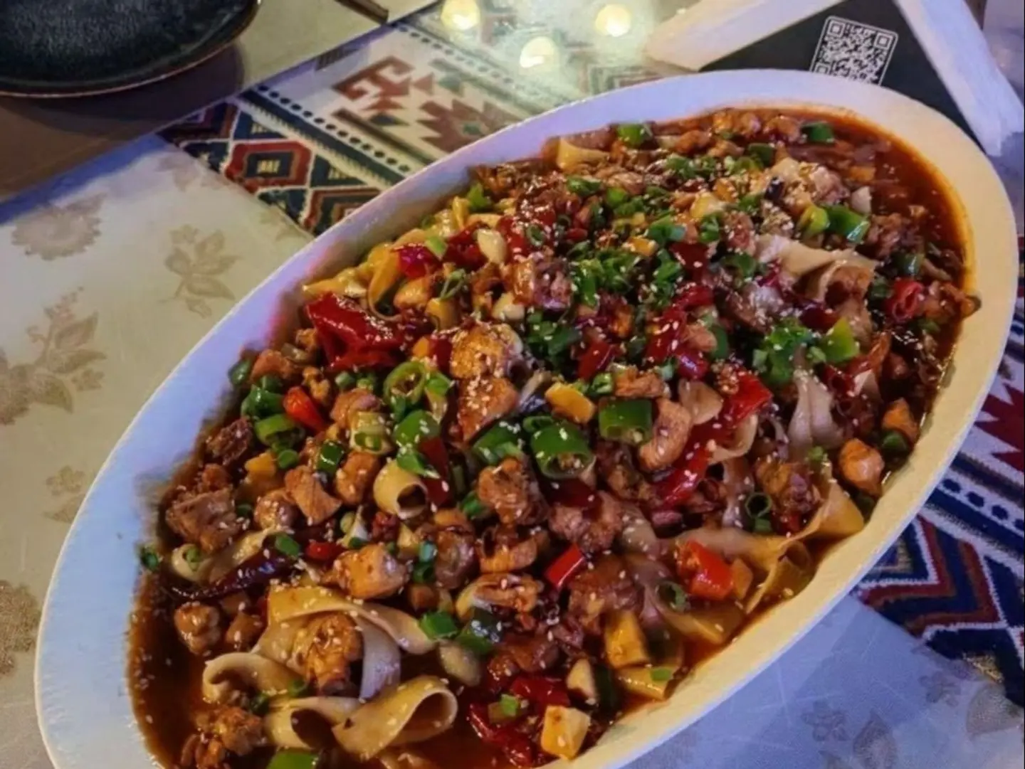 دجاج حار مقلي مع نودلز عريضة