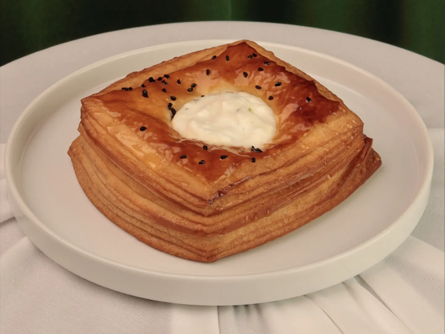دانش لبنة عسل