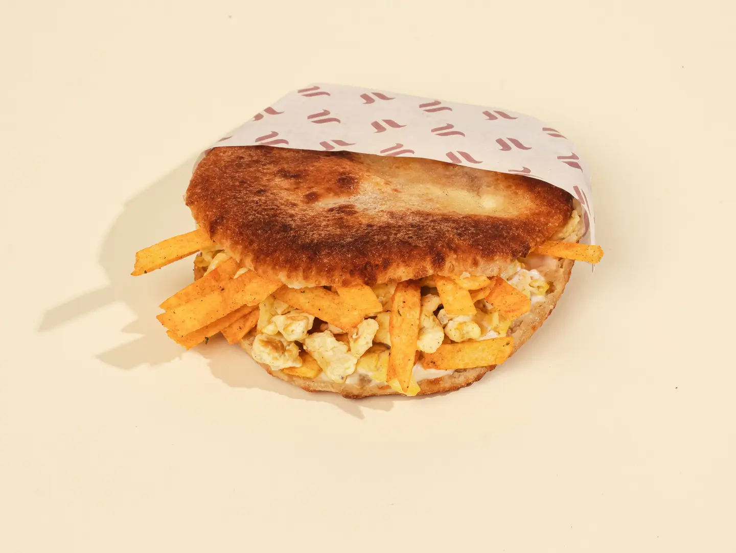 شباتي البيض مع الجبن و شبس عمان