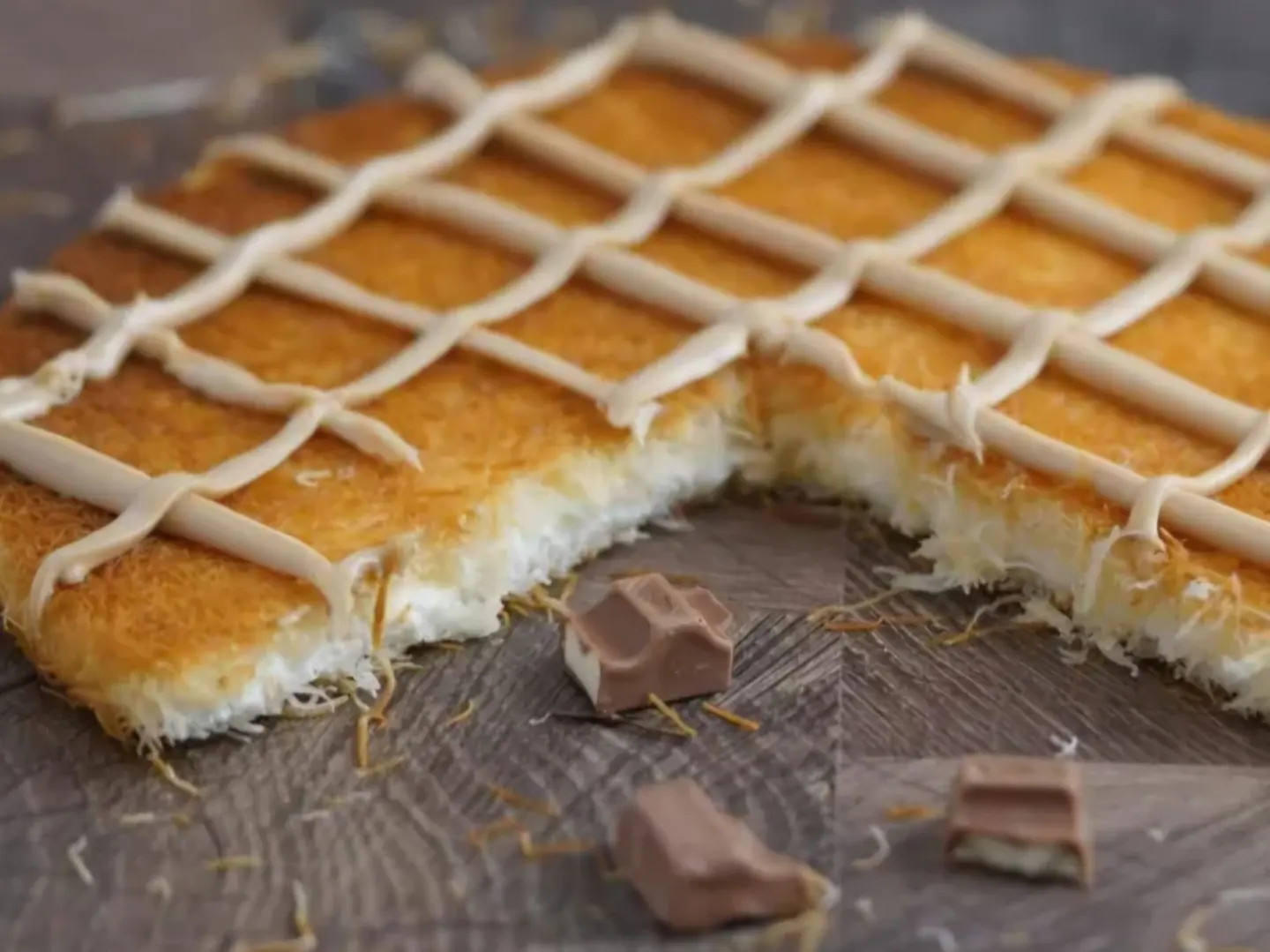 Knafeh With Cream, Toasted Milk, Kinder Sauce, Large