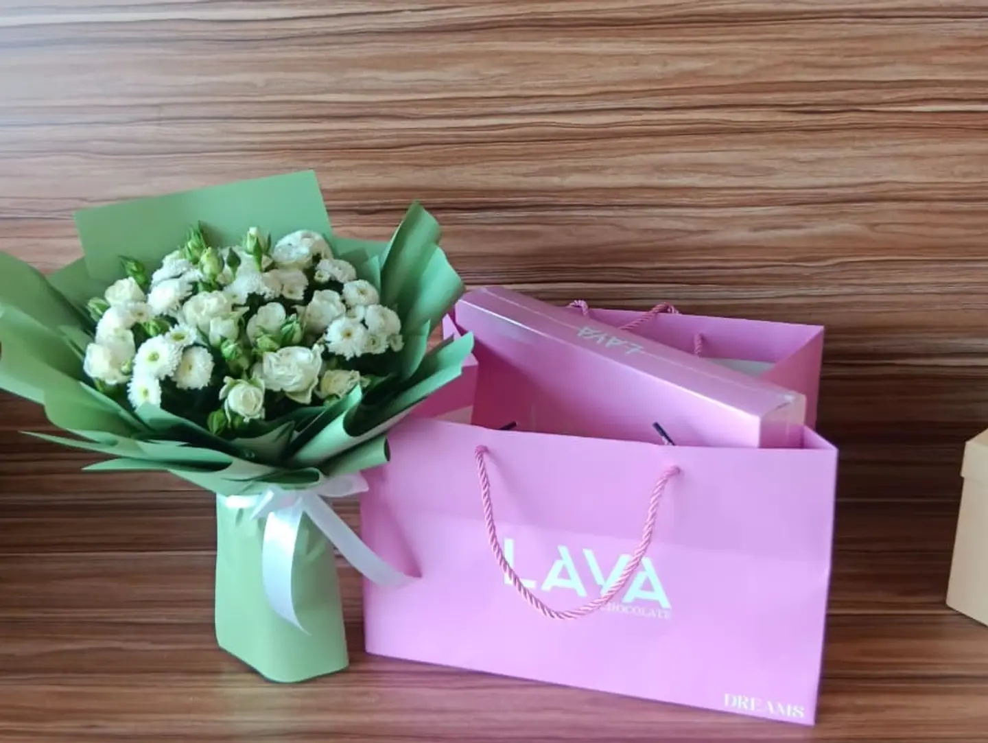 Lara Chocolates With Bouquet Mini No. 26