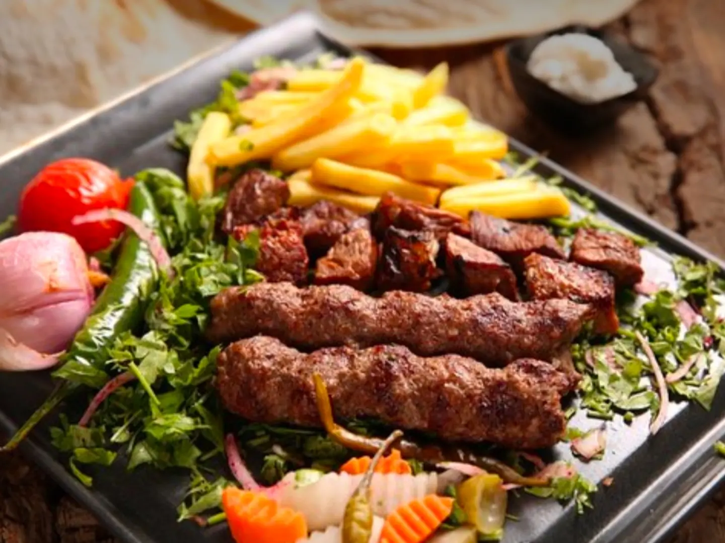 نص كيلو مشكل لحم