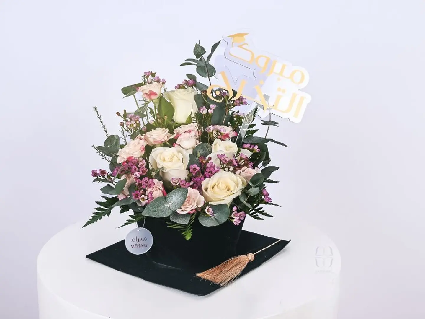 قبعه التخرج مع الورد