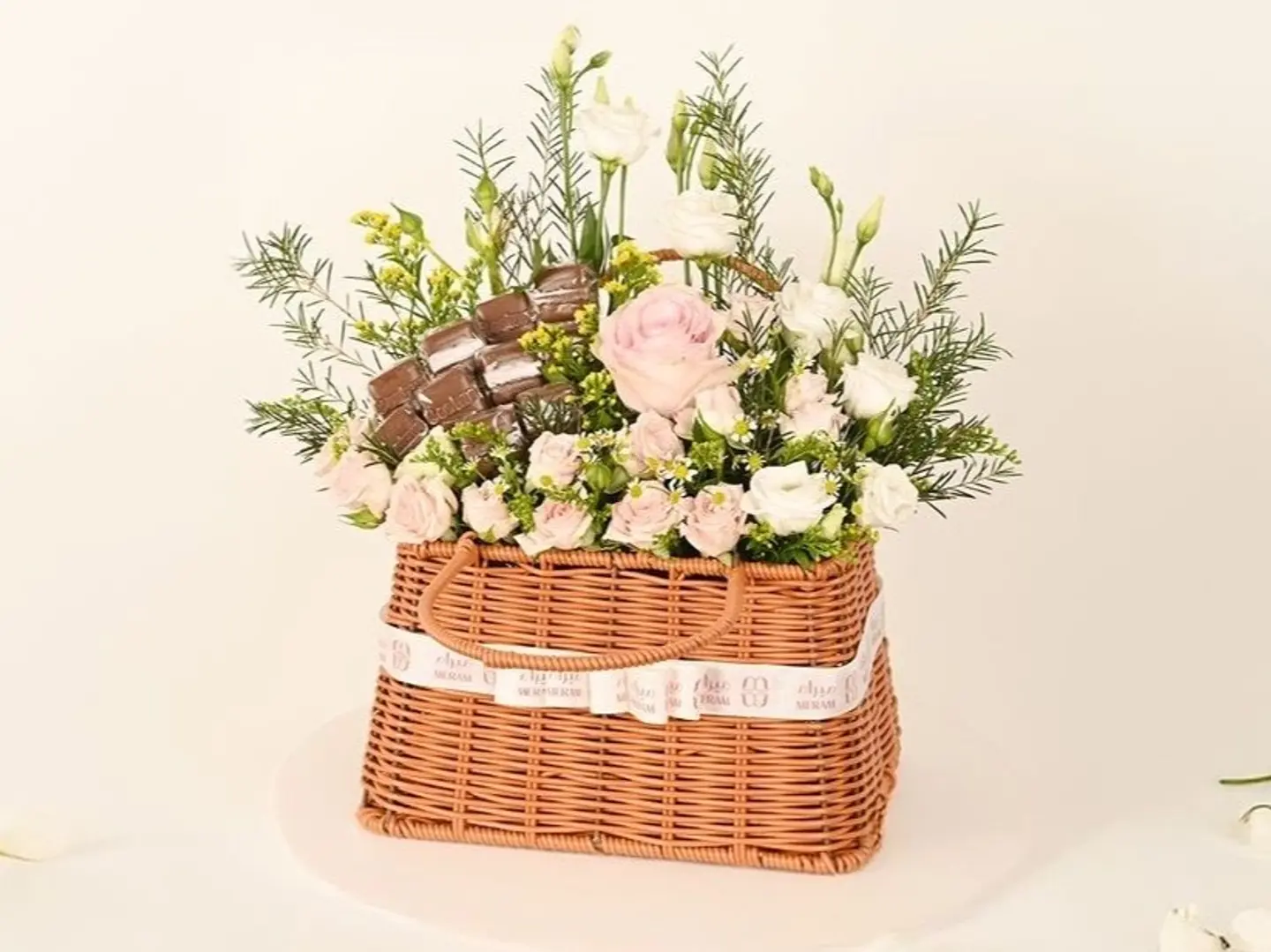سلة الورد و الشكولاته