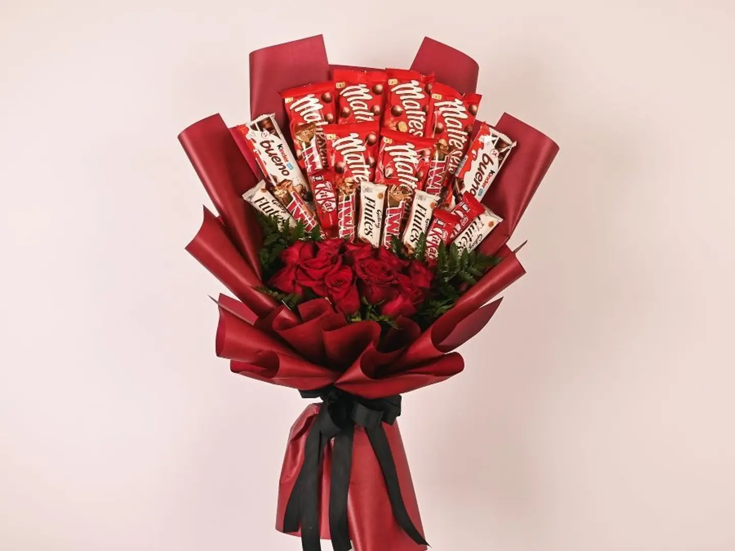 باقه الورود والشوكلاته الحمراء