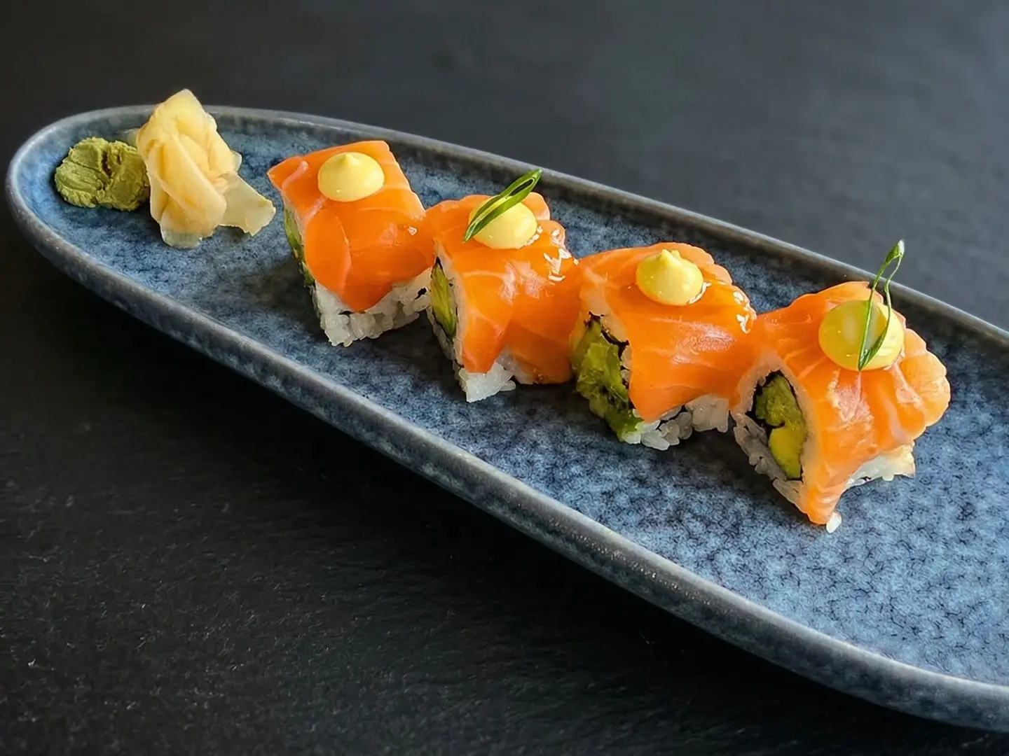 Fresh Salmon Roll 4 Pcs