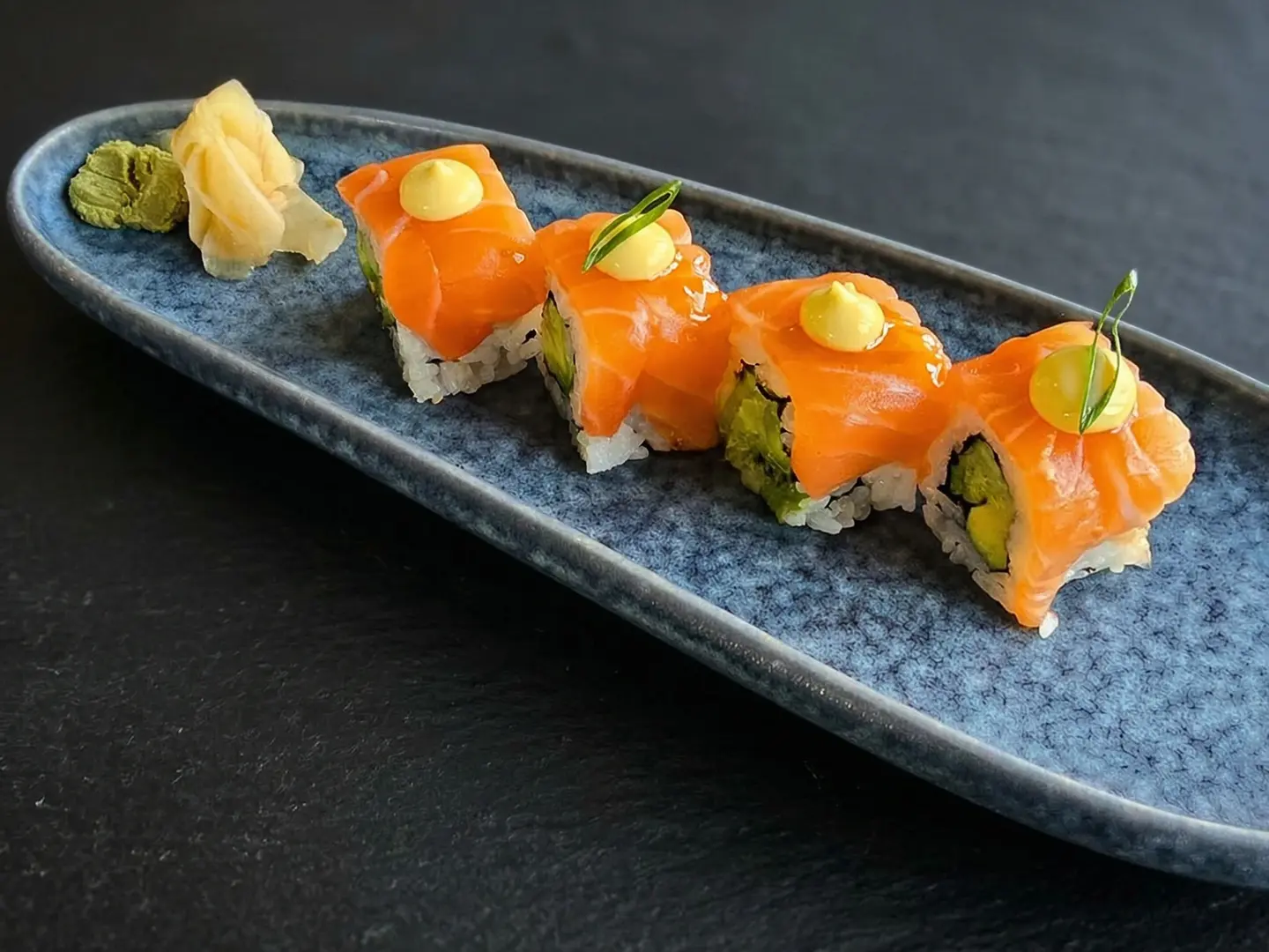 Fresh Salmon Roll 8 Pcs