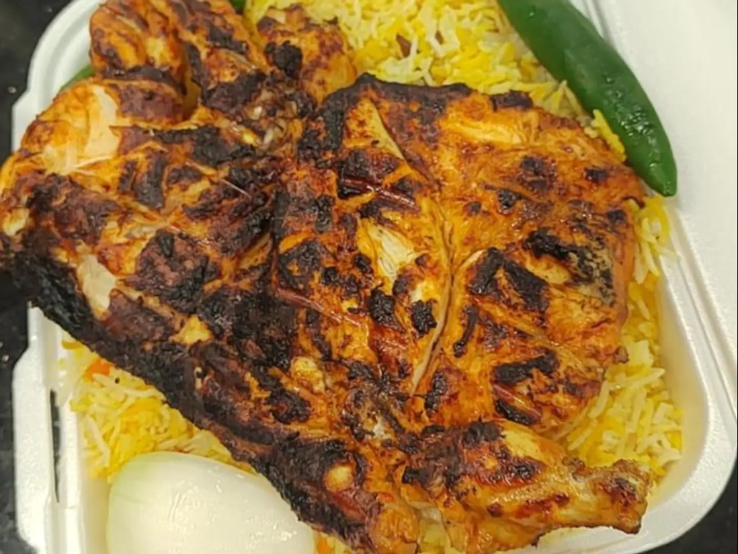 نصف دجاج فحم مع أرز