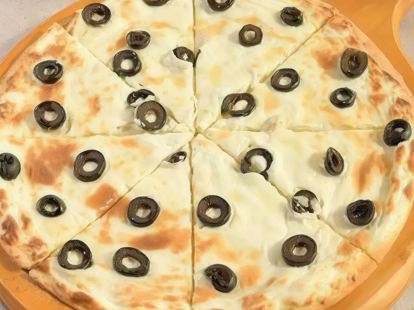 بيتزا لبنة مع زيتون وسط