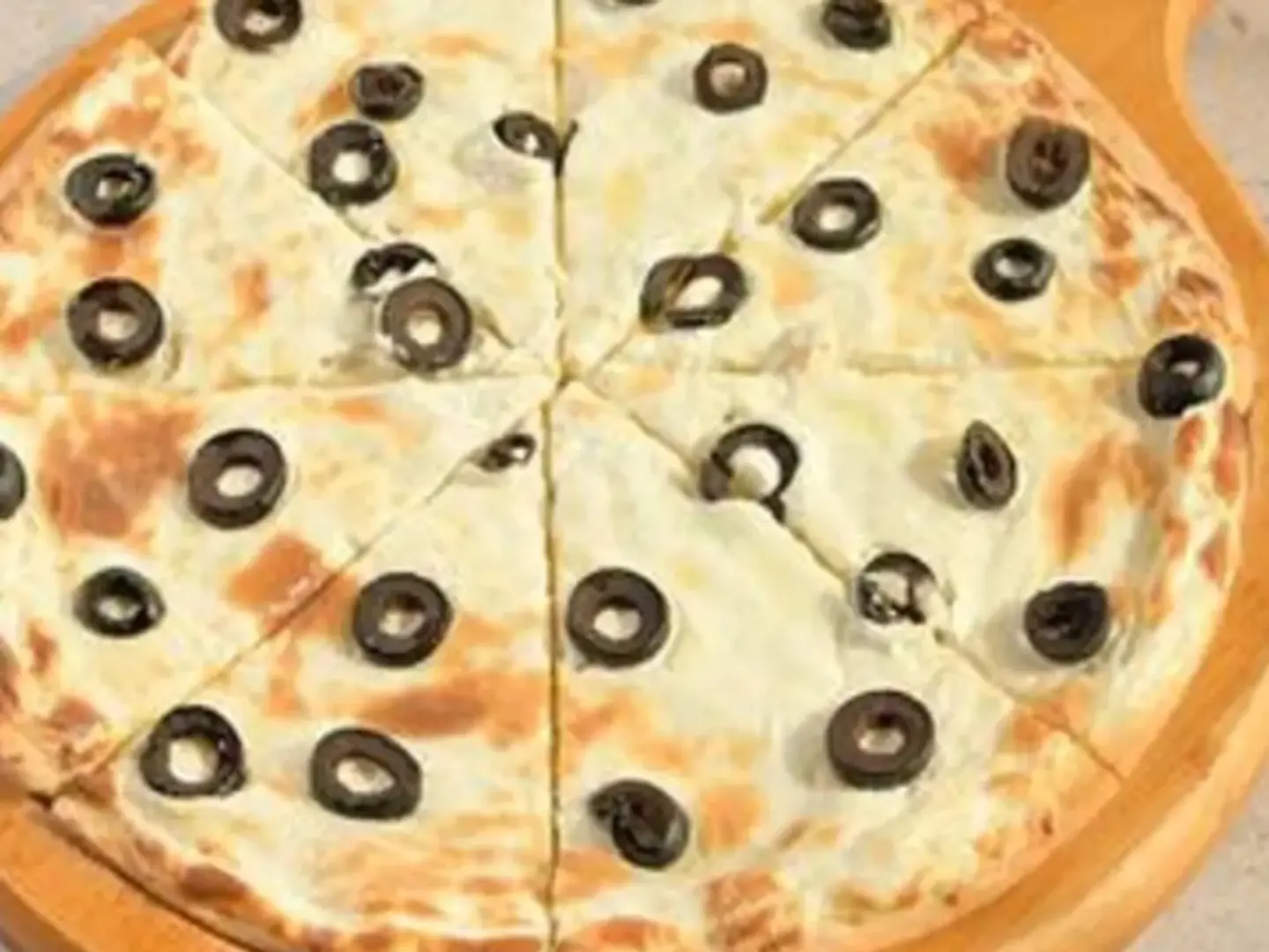 بيتزا لبنة مع زيتون صغير