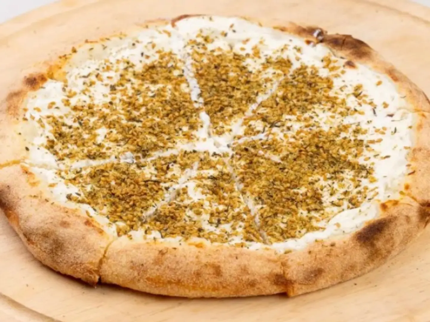 بيتزا لبنة مع زعتر كبير